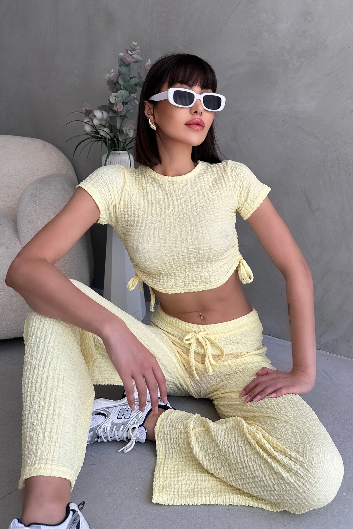 YANDAN BÜZGÜLÜ GOFRE KUMAŞ BELİ AYARLANABİLİR LASTİKLİ PANTOLONLU TAKIM - sarı