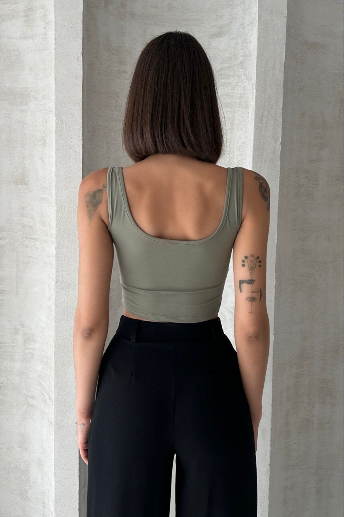 MODAL KUMAŞ KARE YAKA KALIN ASKILI SIRTI DEKOLTE CROP BODY
