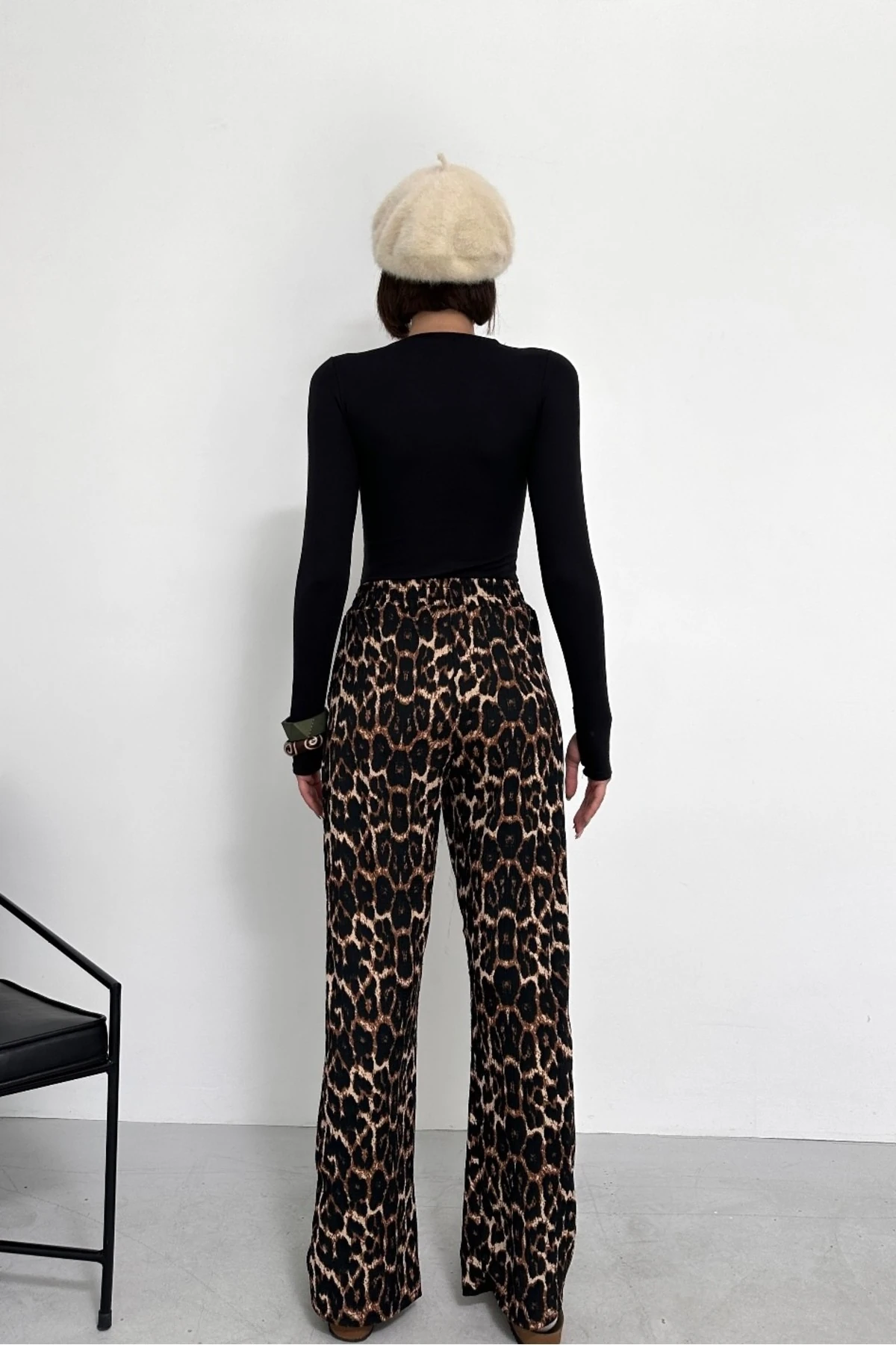 MODAL KUMAŞ PARMAK GEÇİRMELİ UZUN KOL BODY, LEOPAR DESENLİ BÜRÜMCÜK PALAZZO PANTOLON TAKIM