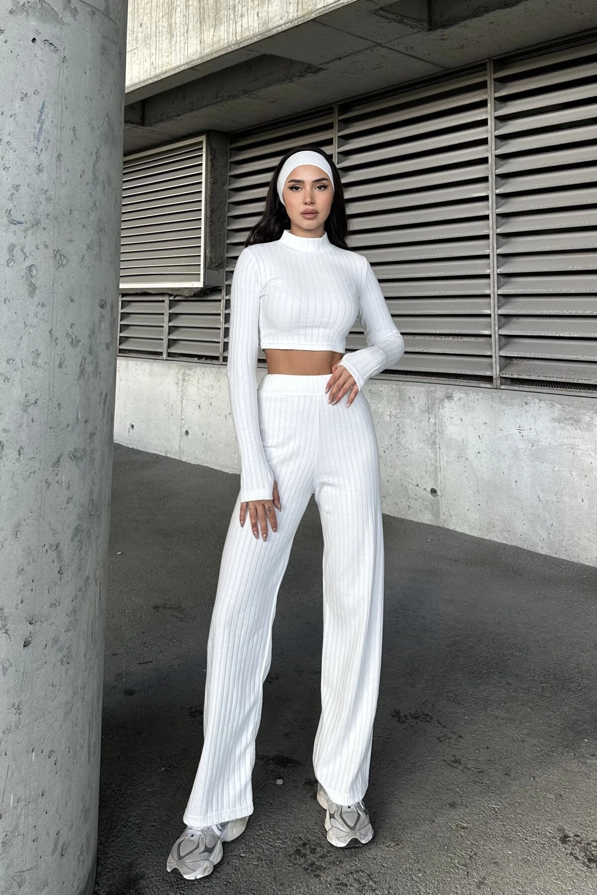 YARIM BALIKÇI YAKA,PARMAK GEÇİRMELİ UZUN KOL CROP, YÜKSEK BEL PANTOLON TAKIM - ekru