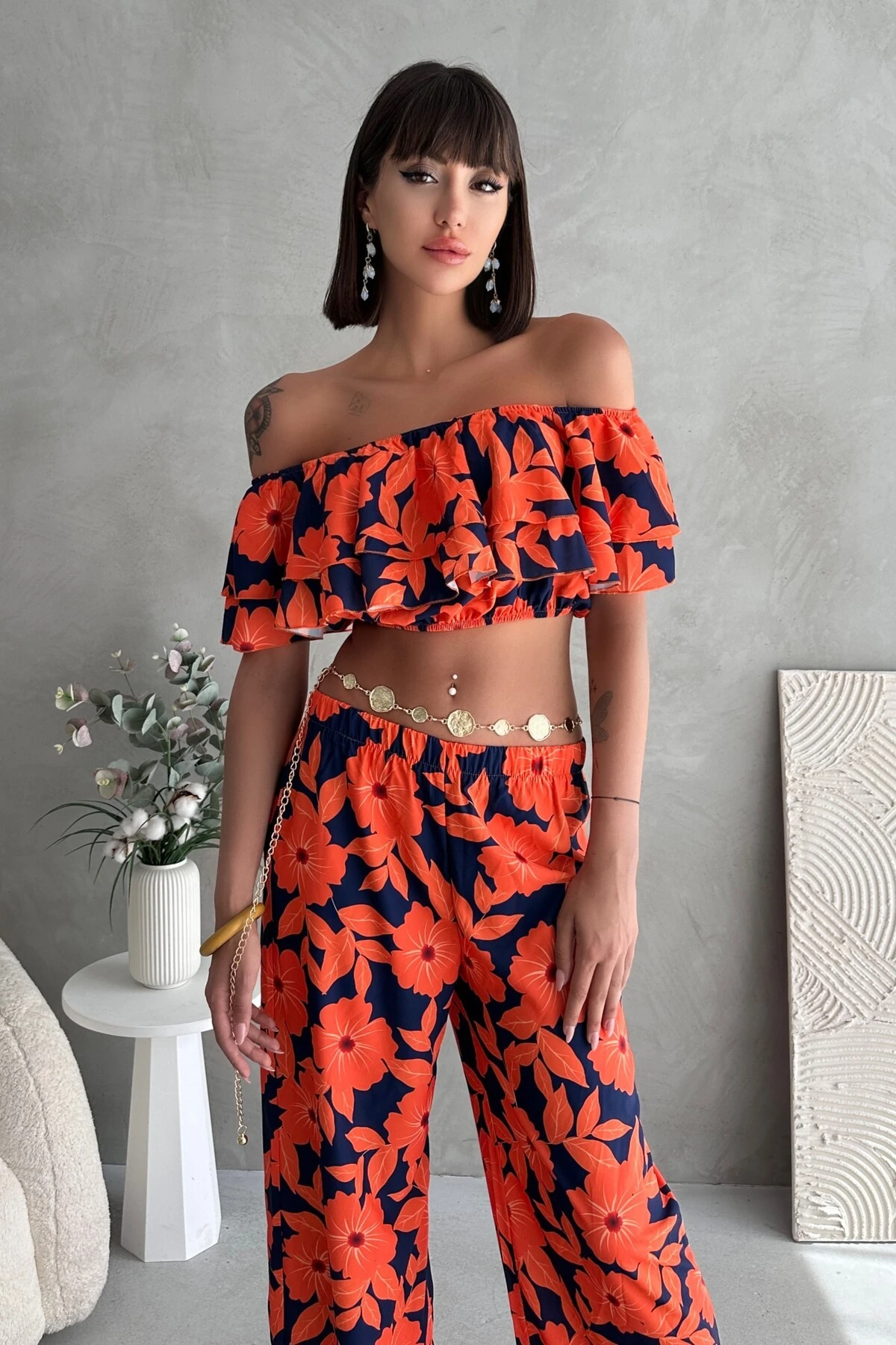 ÇİÇEK DESENLİ MADONNA YAKA CROP, BELİ LASTİKLİ PANTOLON TAKIM