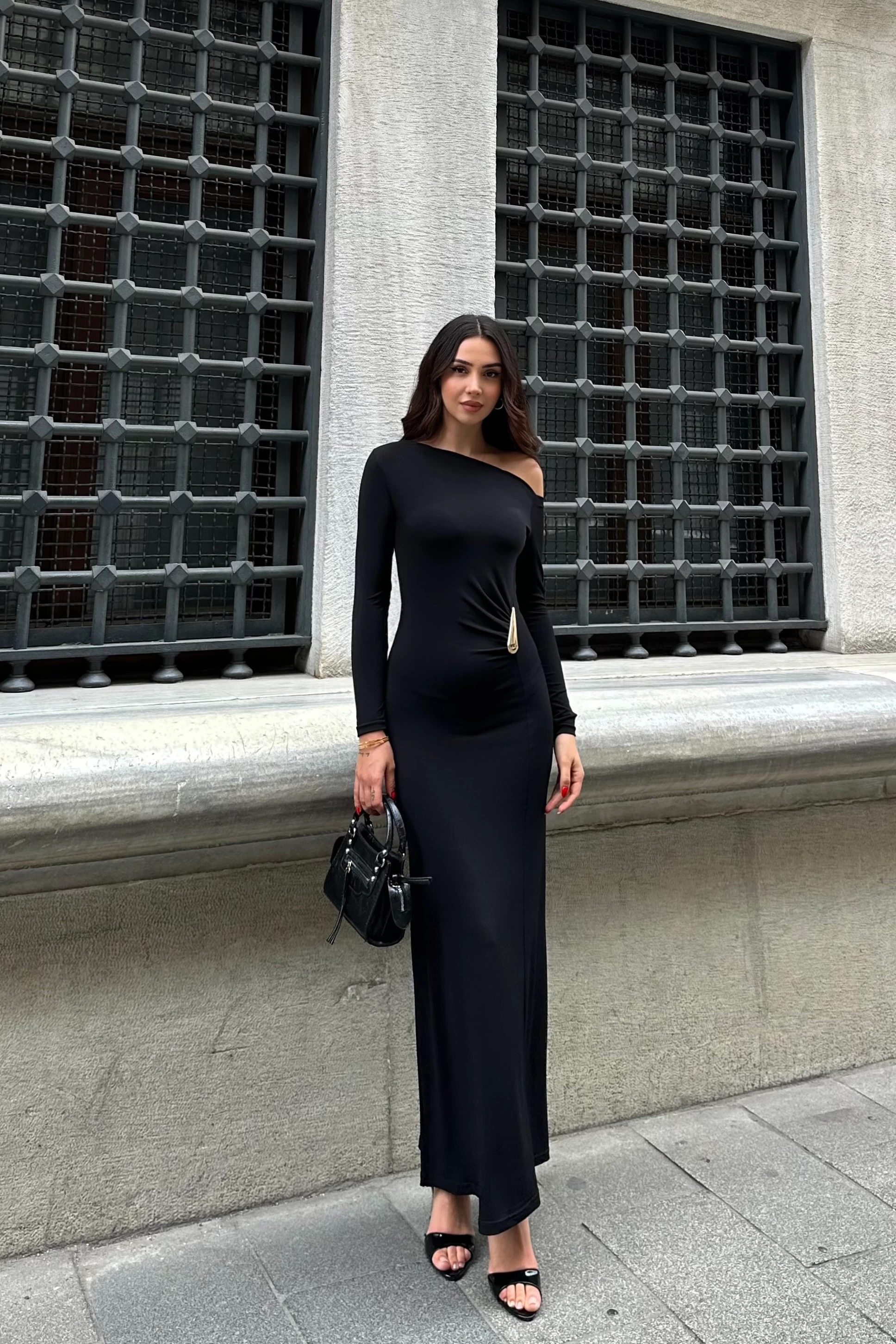 AKSESUAR DETAYLI KAYIK YAKA DAMLA KOL SANDY ELBİSE