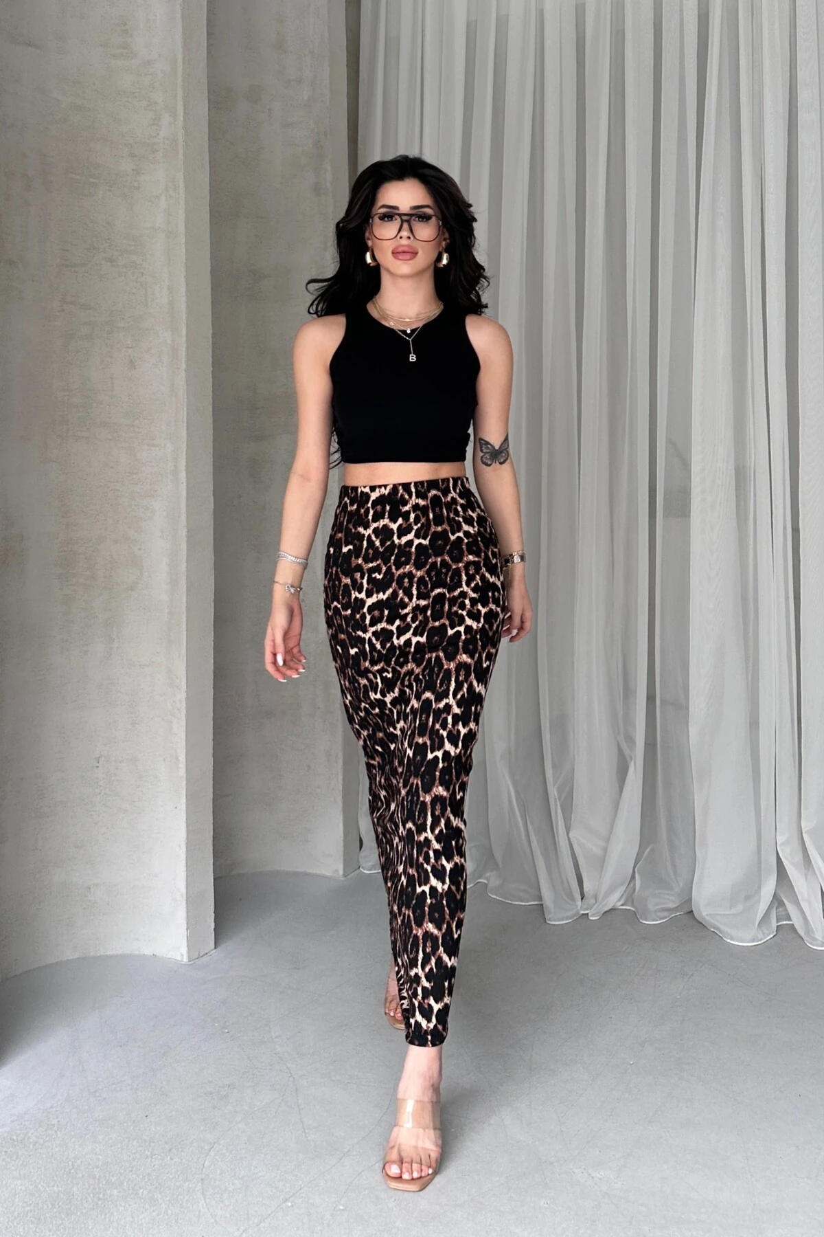 BİSİKLET YAKA FİTİLLİ CROP ATLET, LEOPAR DESENLİ BÜRÜMCÜK KALEM ETEK TAKIM