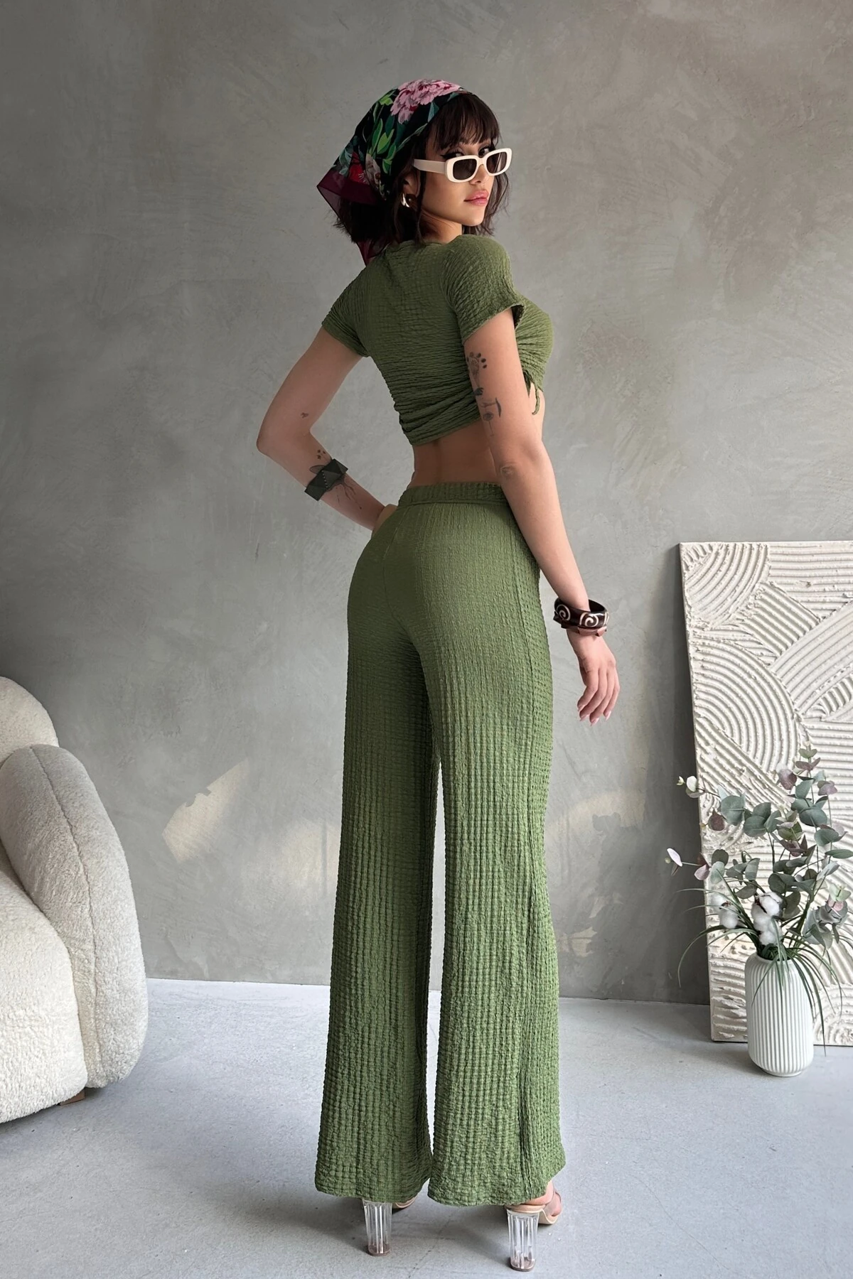 YANDAN BÜZGÜLÜ GOFRE KUMAŞ BELİ AYARLANABİLİR LASTİKLİ PANTOLONLU TAKIM