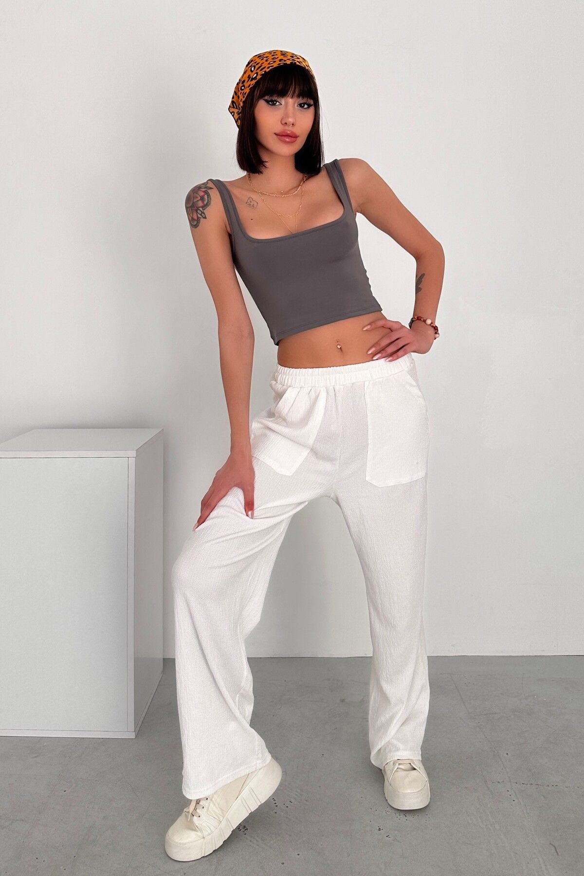 MODAL KUMAŞ KARE YAKA KALIN ASKILI SIRTI DEKOLTE CROP BODY