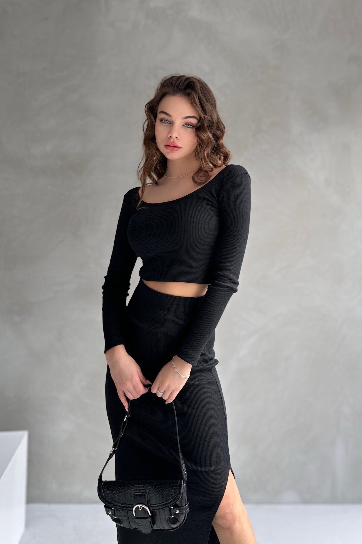 KARE YAKA YIRTMAÇLI ETEKLİ KAŞKORSE TAKIM