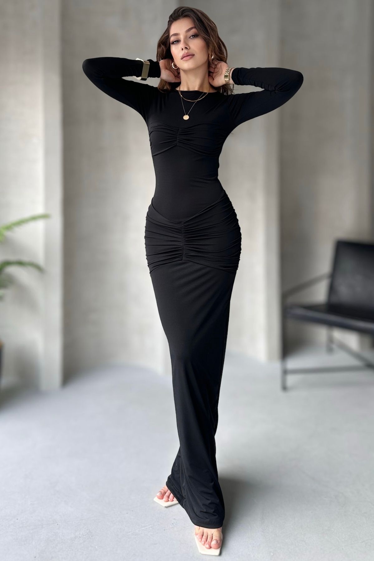 GÖĞÜS VE BELİ DRAPE BÜZGÜLÜ UZUN KOL SANDY ELBİSE