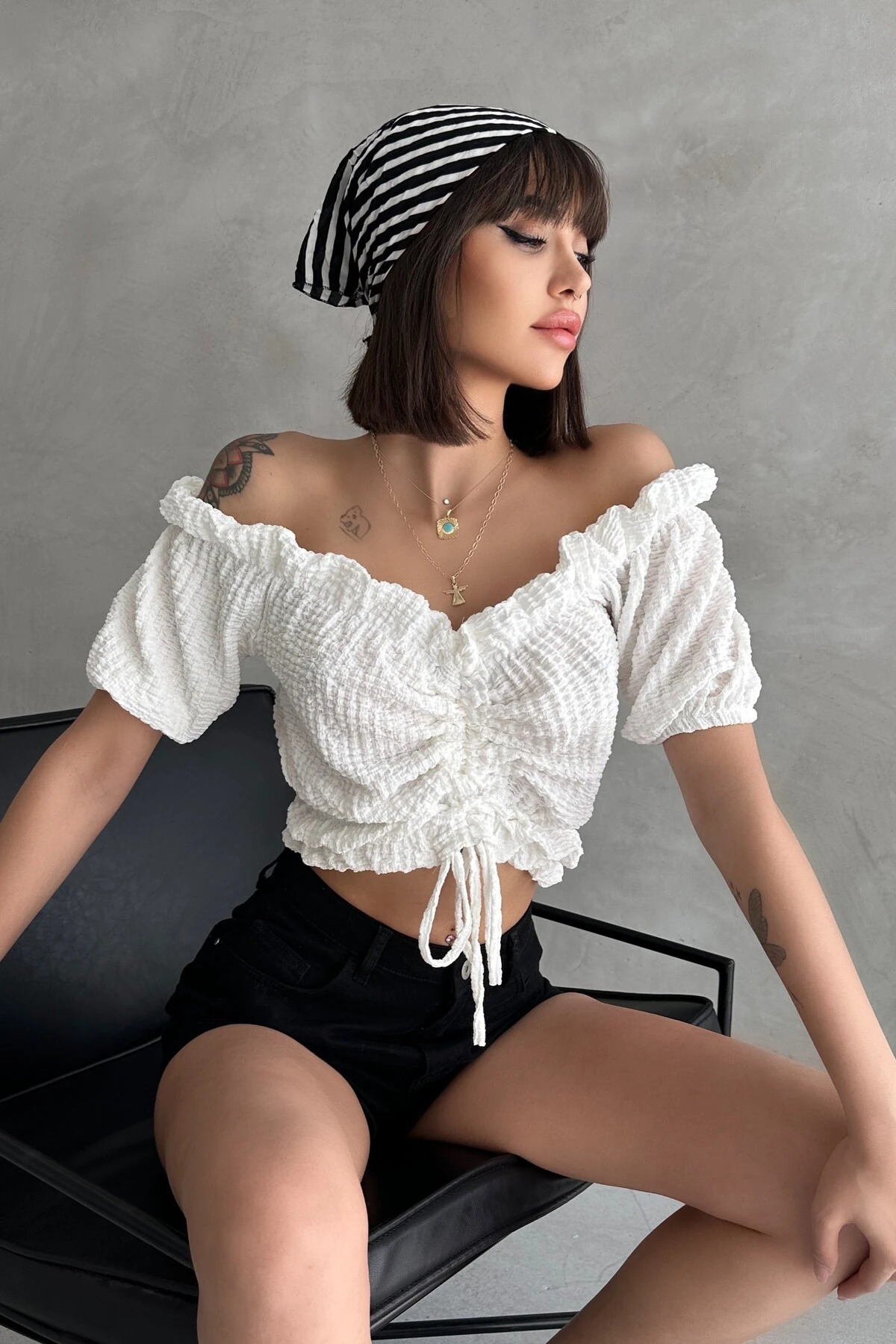 MADONNA YAKA GOFRE KUMAŞ ÖNDEN BÜZGÜLÜ BLUZ