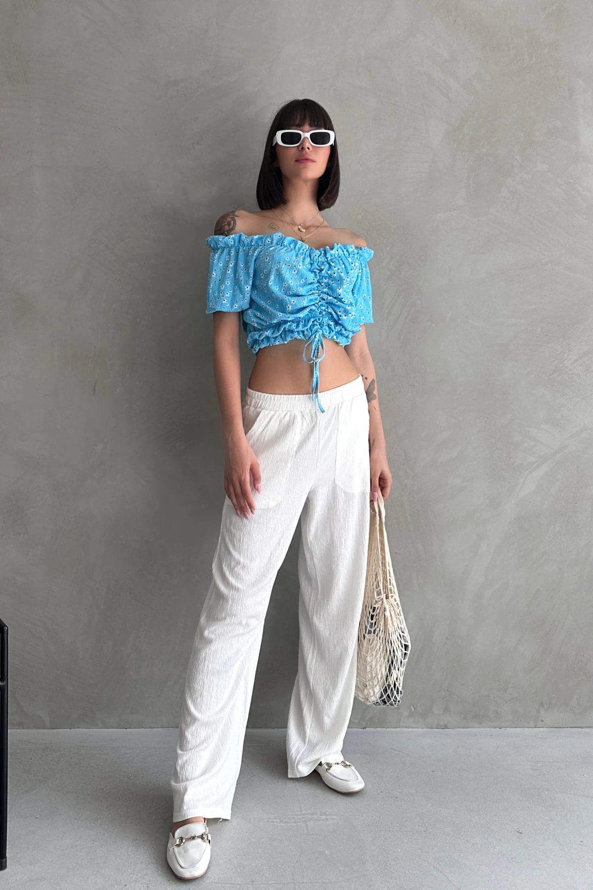 YAZLIK ÇİÇEK DESENLİ MADONNA YAKA ÖNDEN BÜZGÜLÜ BÜRÜMCÜK BLUZ