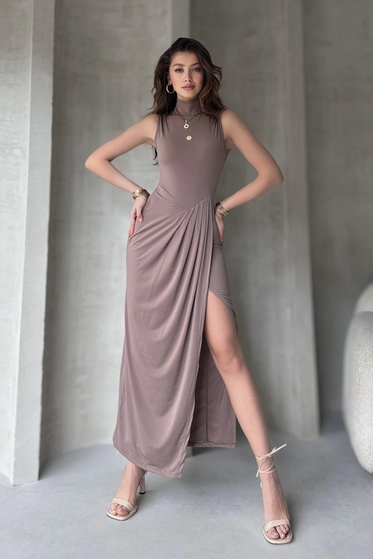 DİK YAKA KOLSUZ YIRTMAÇLI SANDY ELBİSE - vi̇zon