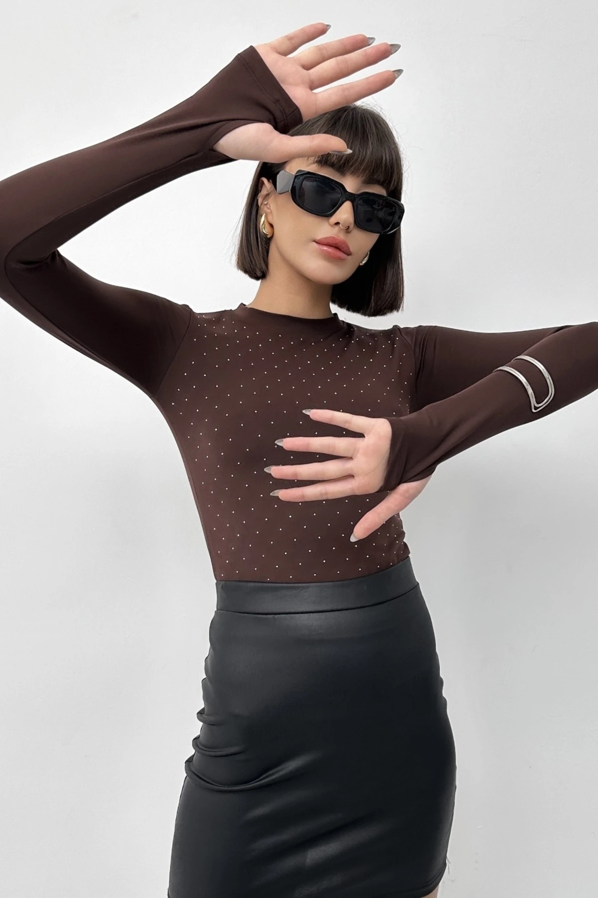 LOVE IT TAŞ DETAYLI PARMAK GEÇİRMELİ MODAL BLUZ