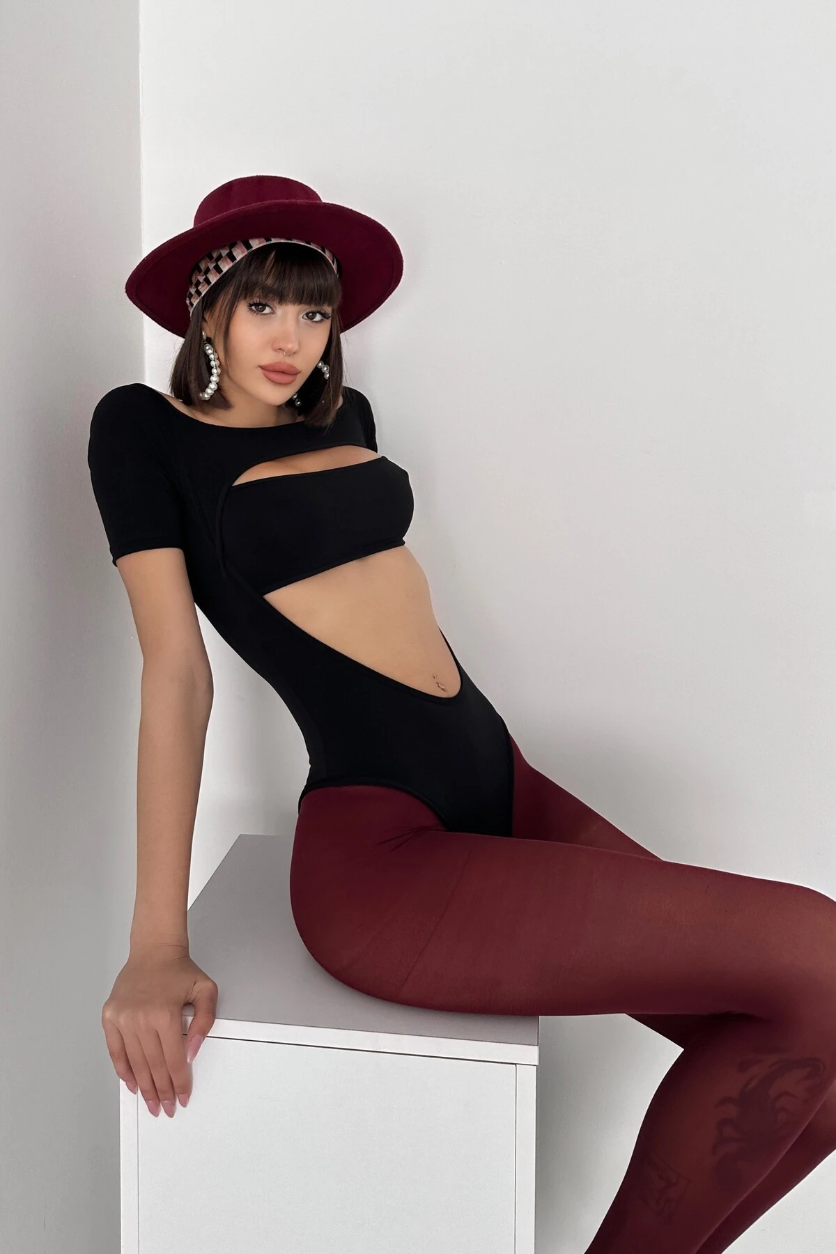 KAYIK YAKA GÖĞÜS ve GÖBEK DEKOLTELİ SANDY ÇITÇITLI BODY