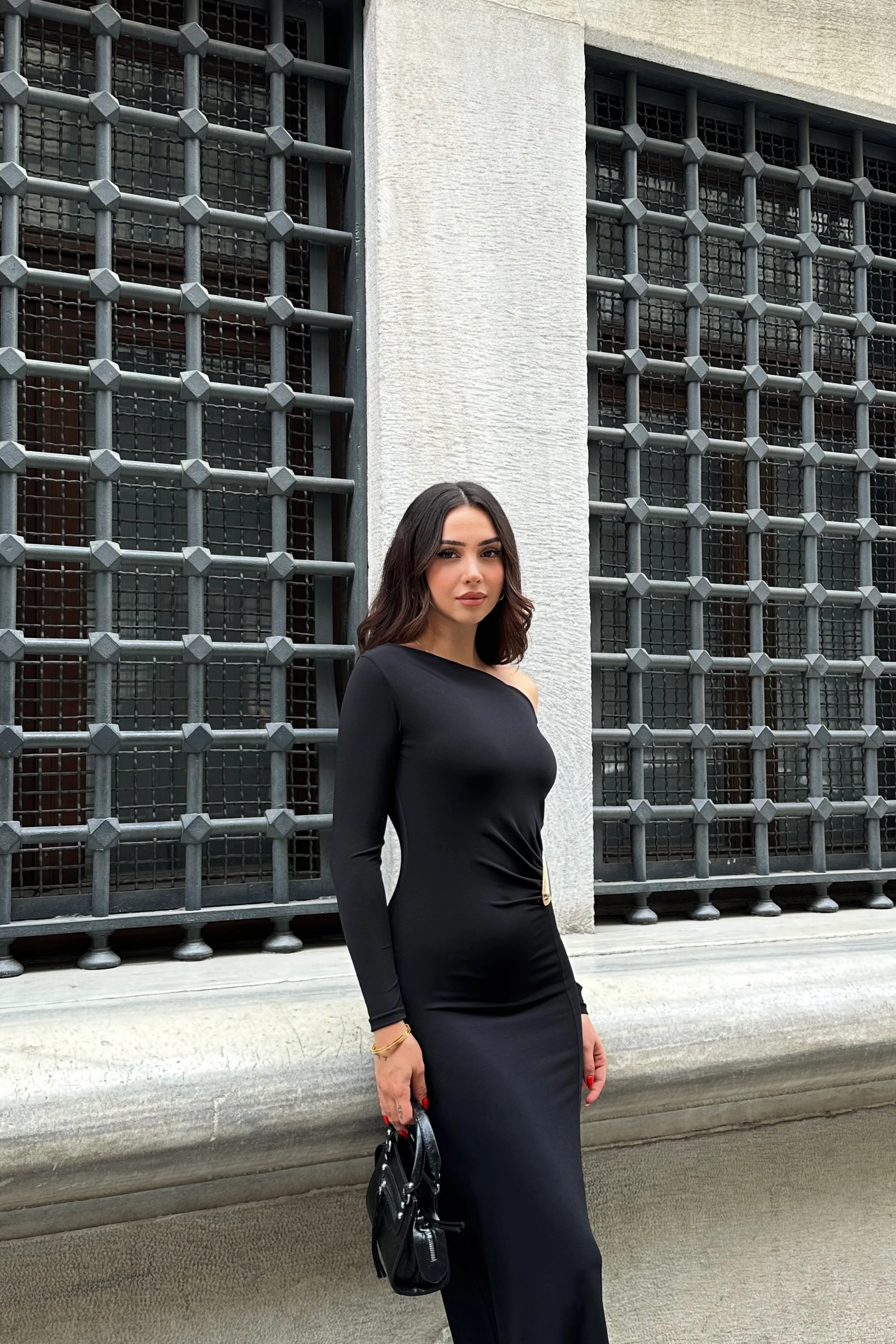 AKSESUAR DETAYLI KAYIK YAKA DAMLA KOL SANDY ELBİSE