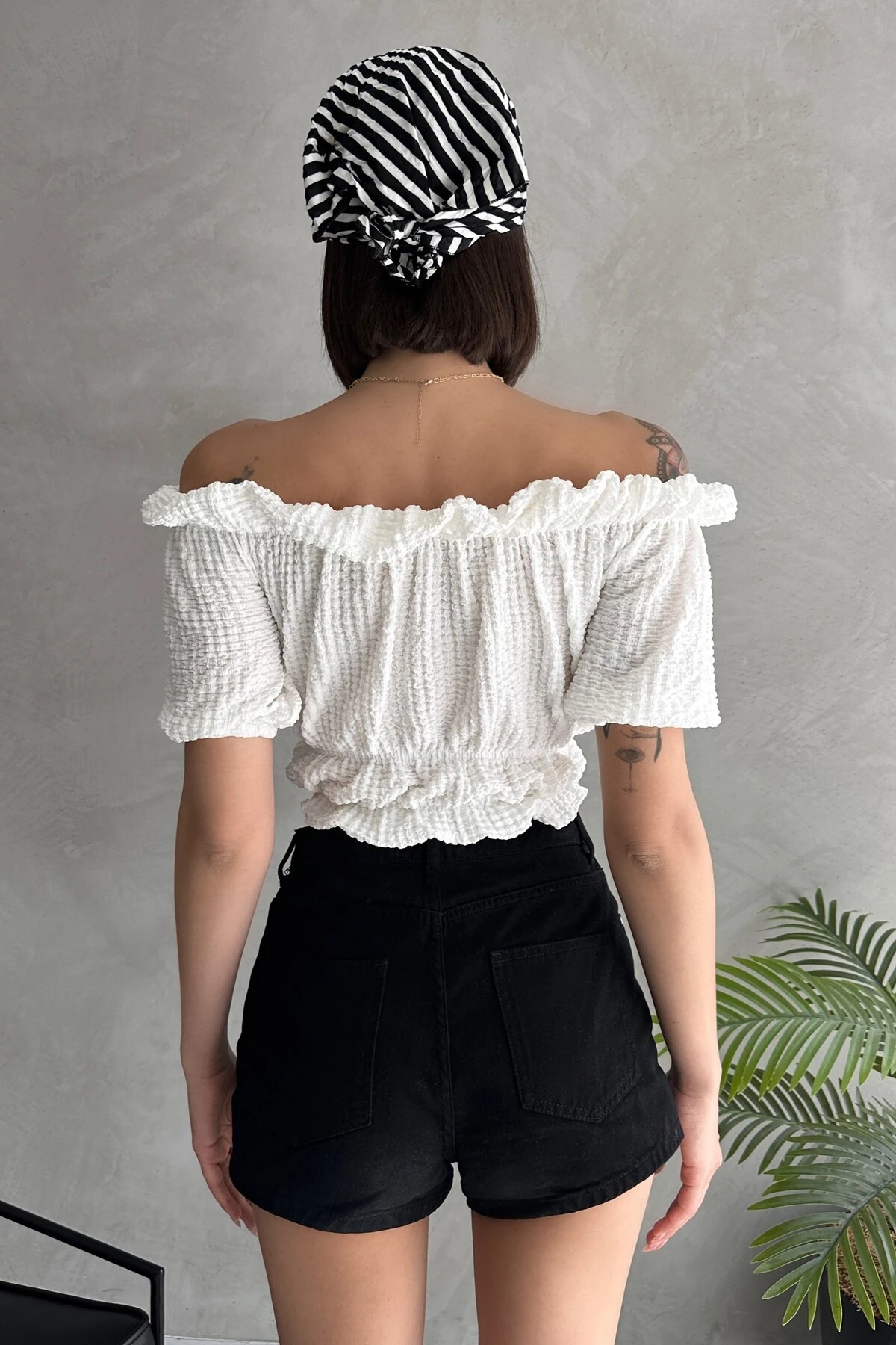 MADONNA YAKA GOFRE KUMAŞ ÖNDEN BÜZGÜLÜ BLUZ