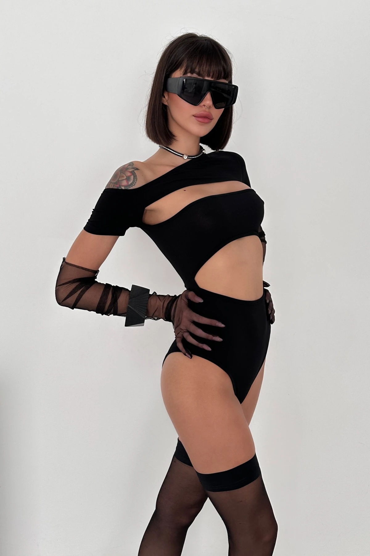 TEK OMUZ KAYIK YAKA GÖĞÜS ve GÖBEK DEKOLTELİ SANDY ÇITÇITLI BODY