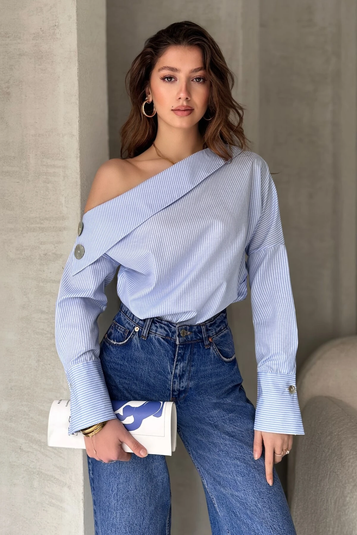 SEDEF DÜĞME DETAYLI ÇAPRAZ YAKALI TASARIM GÖMLEK - mavi̇ beyaz