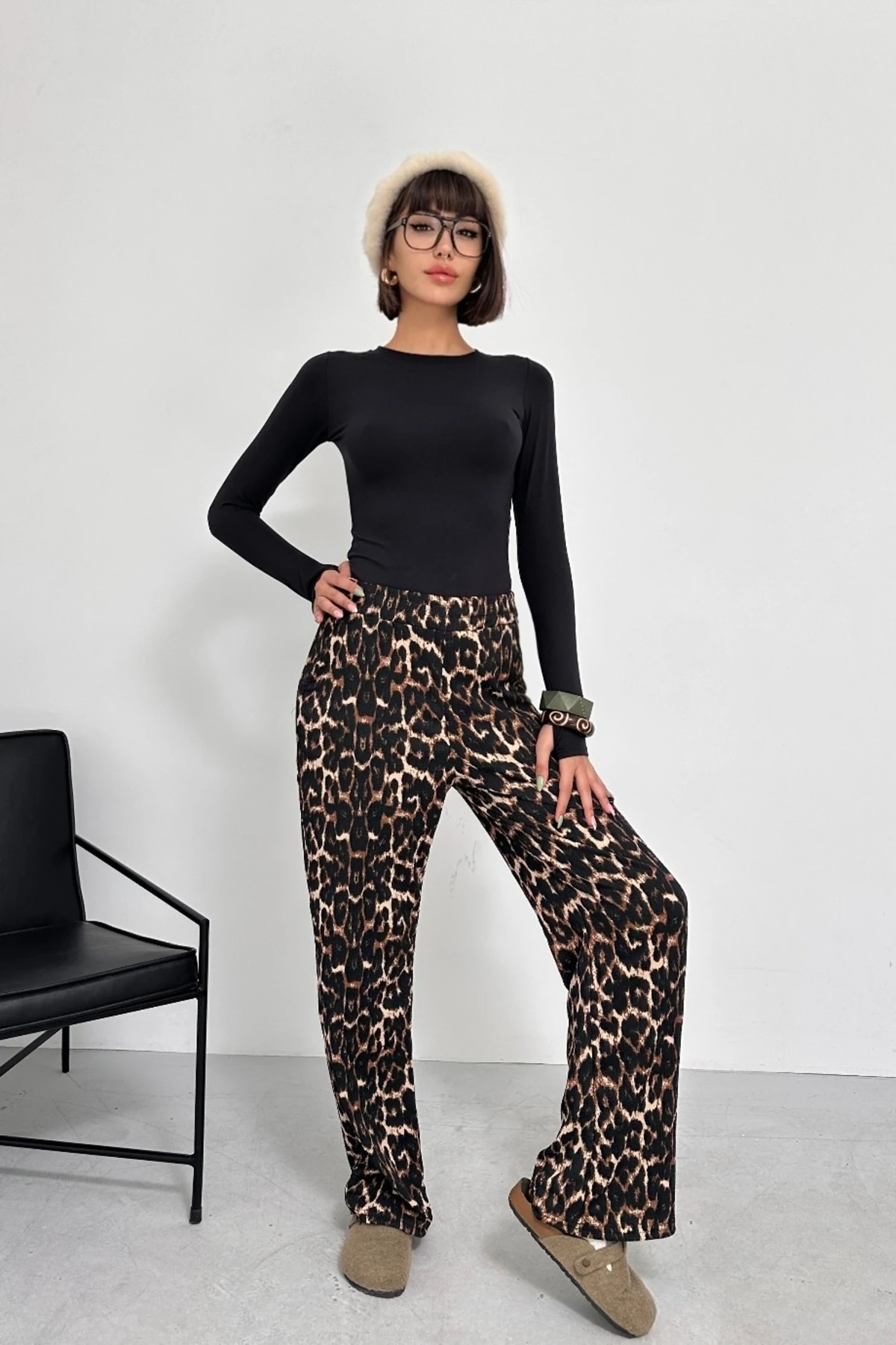 MODAL KUMAŞ PARMAK GEÇİRMELİ UZUN KOL BODY, LEOPAR DESENLİ BÜRÜMCÜK PALAZZO PANTOLON TAKIM
