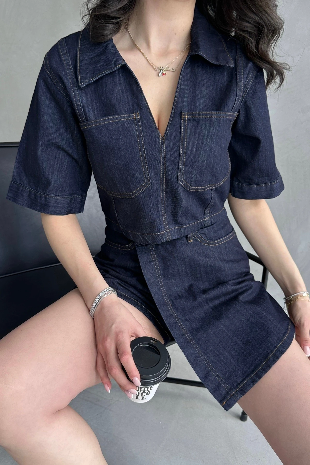 V YAKA YARIM KOL BLUZ, KRUVAZE ŞORT ETEKLİ DENİM TAKIM