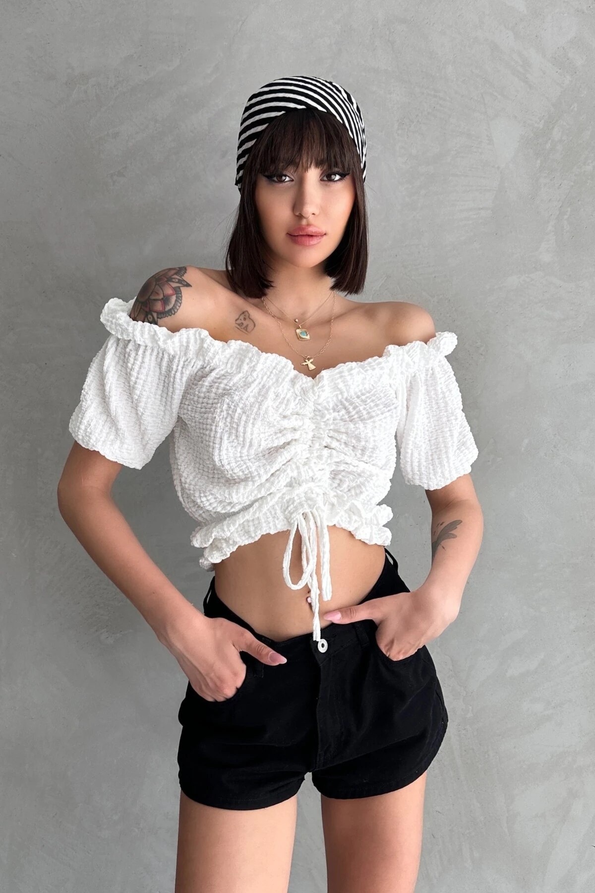 MADONNA YAKA GOFRE KUMAŞ ÖNDEN BÜZGÜLÜ BLUZ