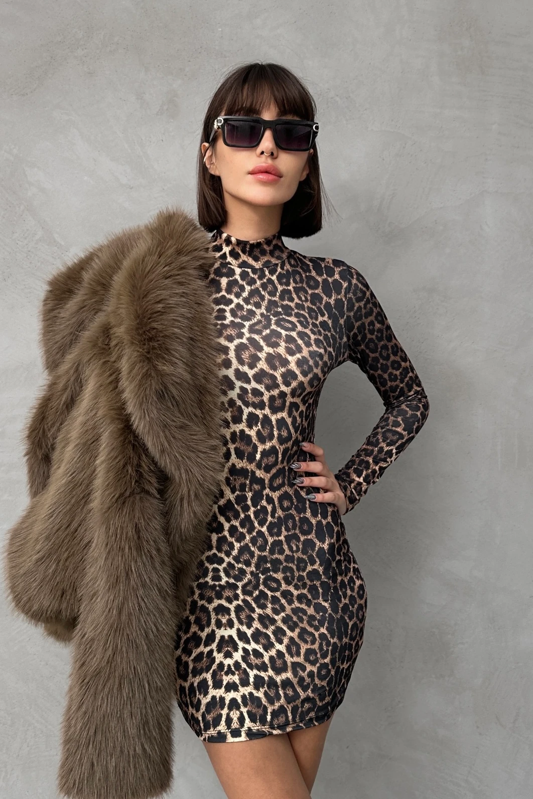 DİK YAKA LEOPAR DESENLİ MİNİ ELBİSE