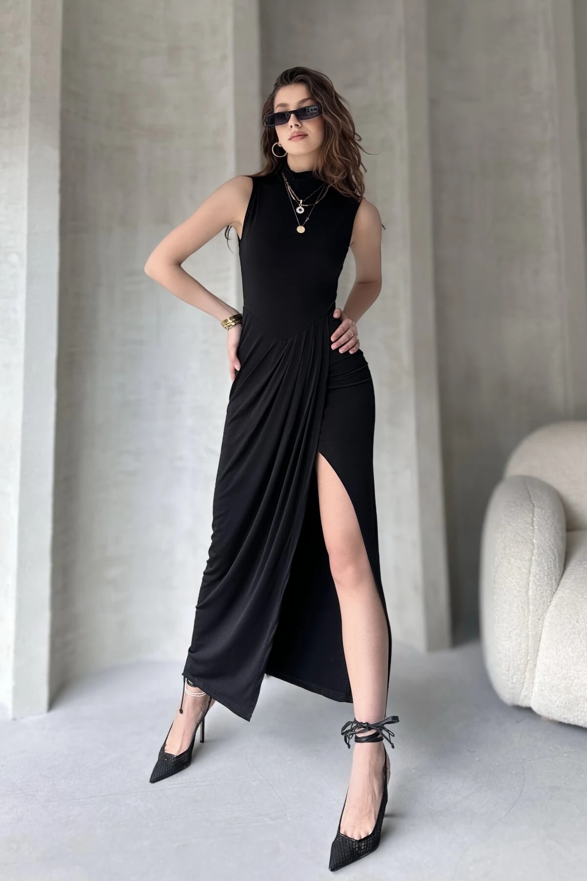 DİK YAKA KOLSUZ YIRTMAÇLI SANDY ELBİSE - si̇yah