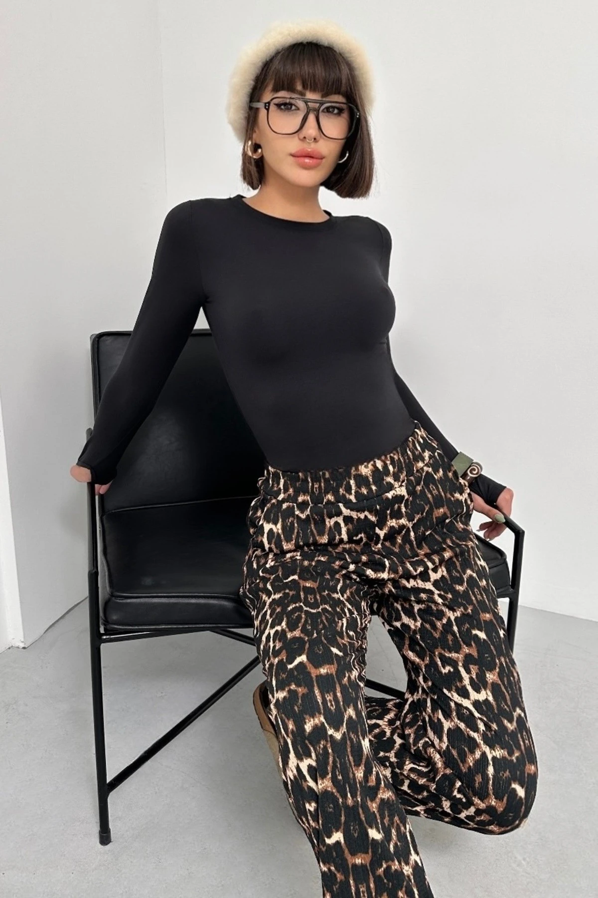 MODAL KUMAŞ PARMAK GEÇİRMELİ UZUN KOL BODY, LEOPAR DESENLİ BÜRÜMCÜK PALAZZO PANTOLON TAKIM