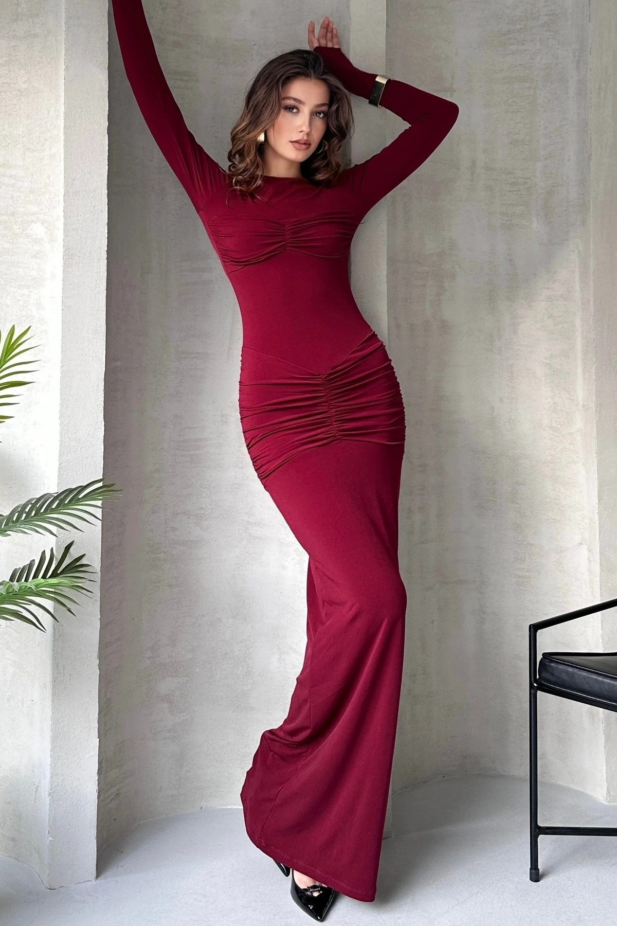 GÖĞÜS VE BELİ DRAPE BÜZGÜLÜ UZUN KOL SANDY ELBİSE