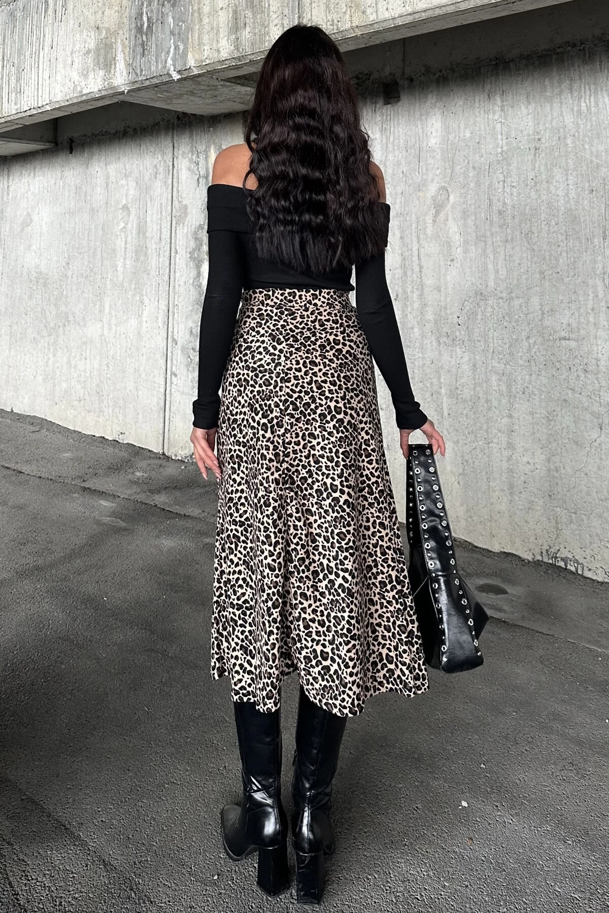 MADONNA YAKA KAŞKORSE BLUZ , LEOPAR DESENLİ SÜET KLOŞ ETEK TAKIM