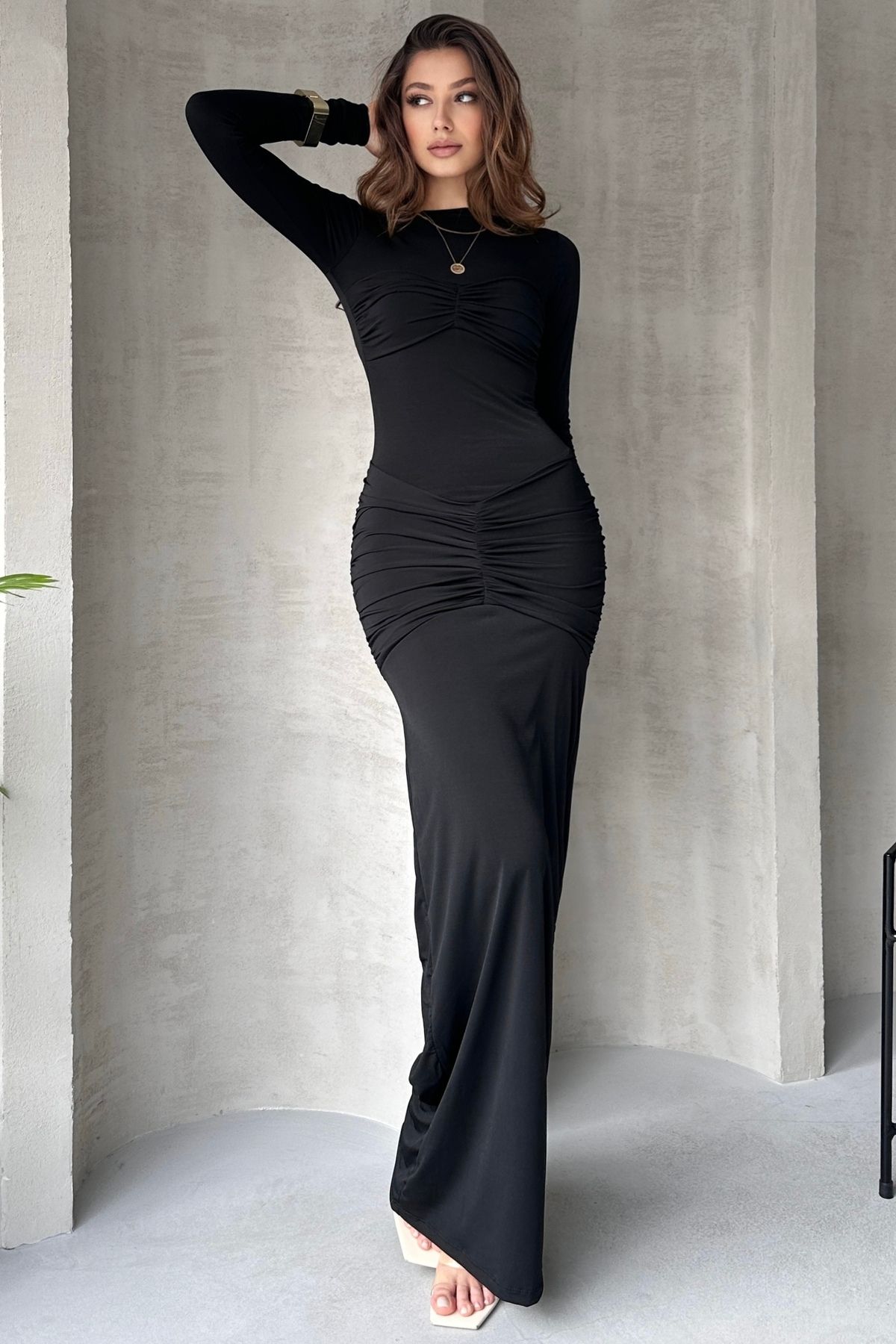 GÖĞÜS VE BELİ DRAPE BÜZGÜLÜ UZUN KOL SANDY ELBİSE