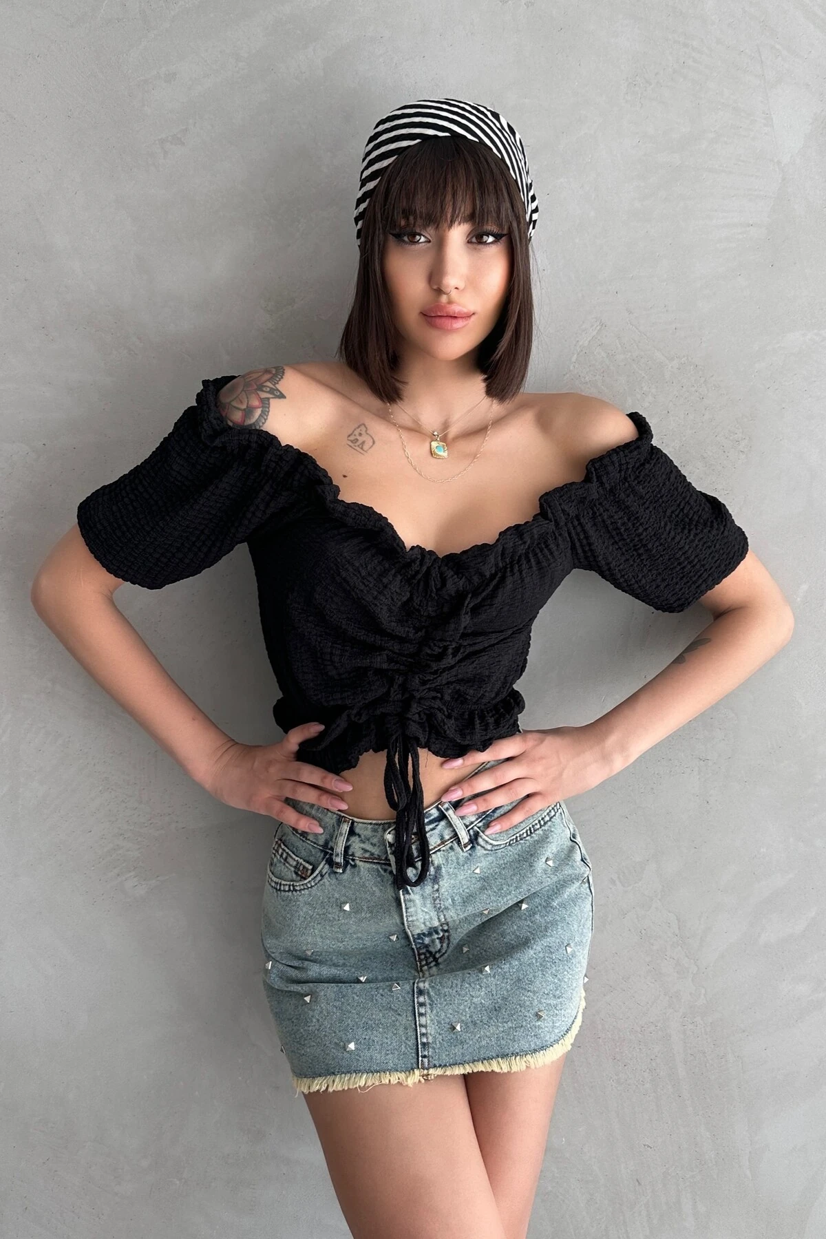 MADONNA YAKA GOFRE KUMAŞ ÖNDEN BÜZGÜLÜ BLUZ - si̇yah