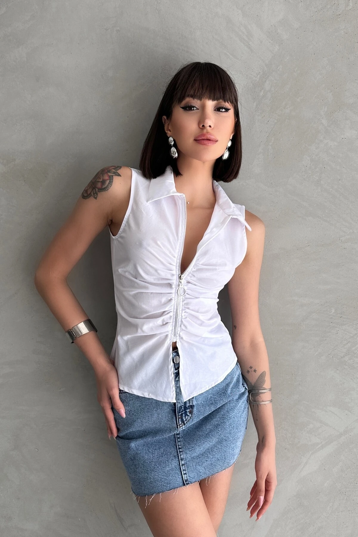 FERMUARLI BÜZGÜ DETAY GÖMLEK YAKA KOLSUZ BLUZ - ekru