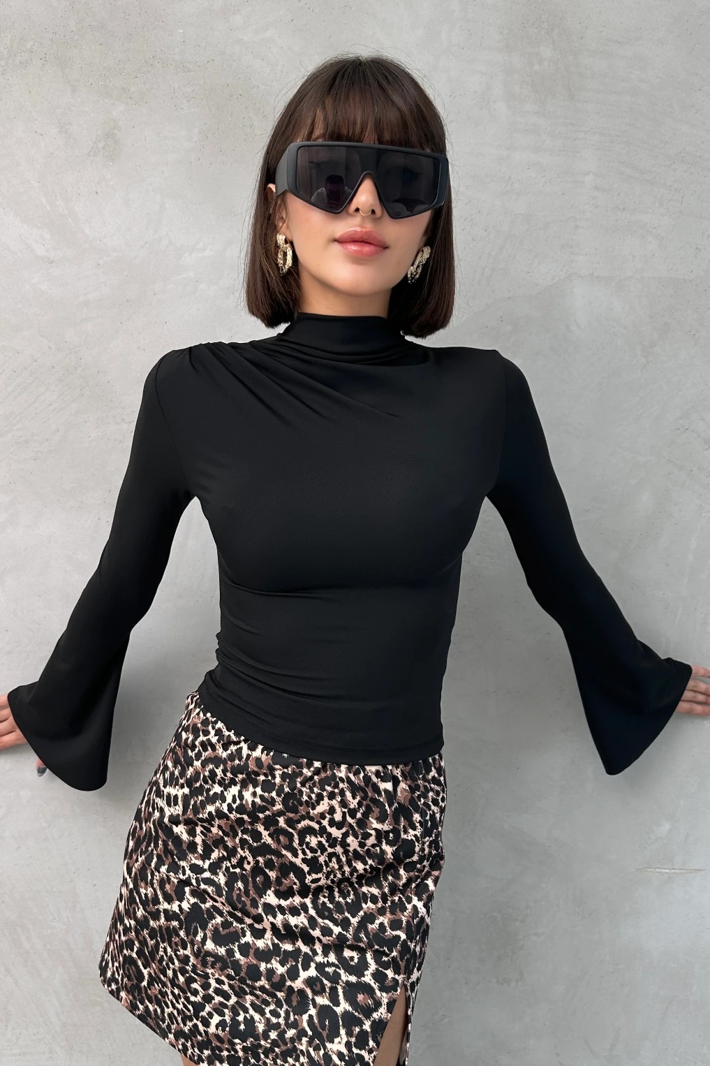 DİK YAKA BÜZGÜ DETAYLI İSPANYOL KOL BLUZ