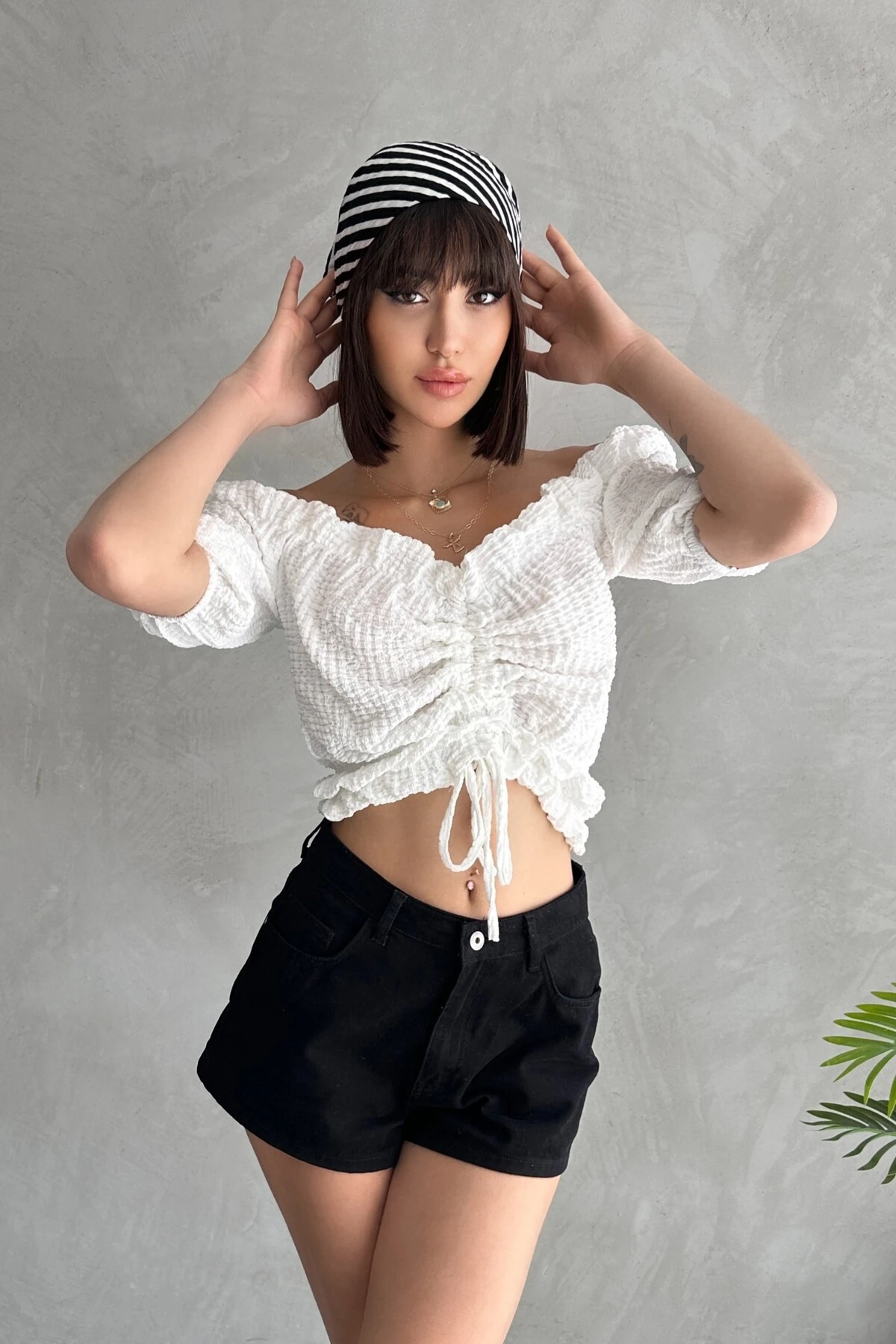 MADONNA YAKA GOFRE KUMAŞ ÖNDEN BÜZGÜLÜ BLUZ