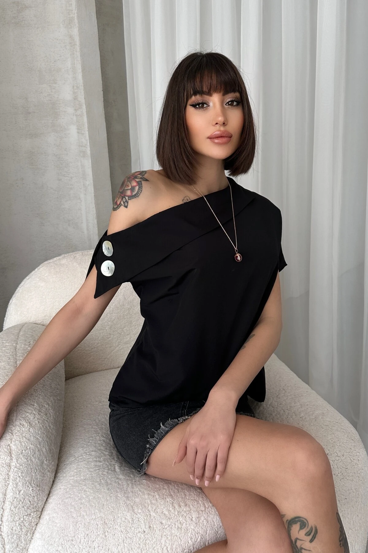 SEDEF DÜĞME DETAYLI ÇAPRAZ YAKALI TASARIM GÖMLEK - black si̇yah