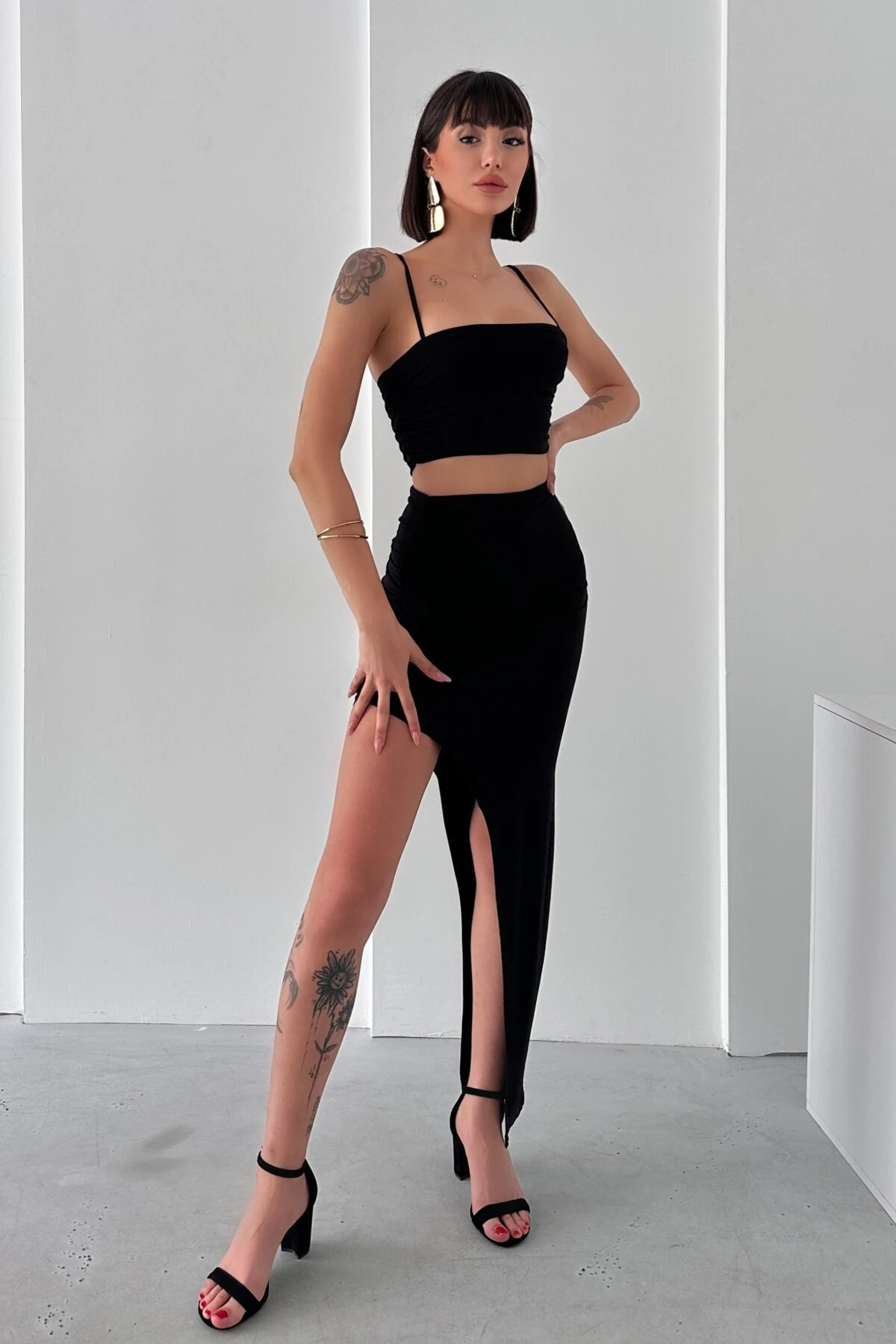 ASKILI CROP , YIRTMAÇLI ETEK SANDY DRAPELİ TAKIM