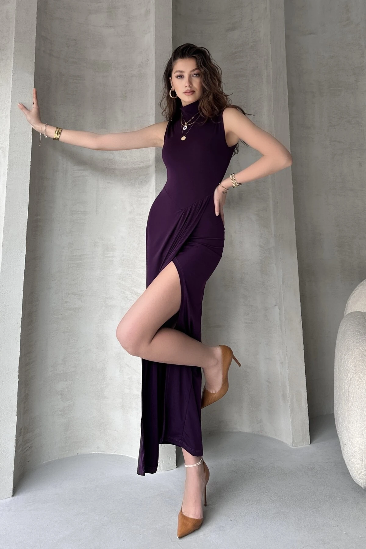 DİK YAKA KOLSUZ YIRTMAÇLI SANDY ELBİSE