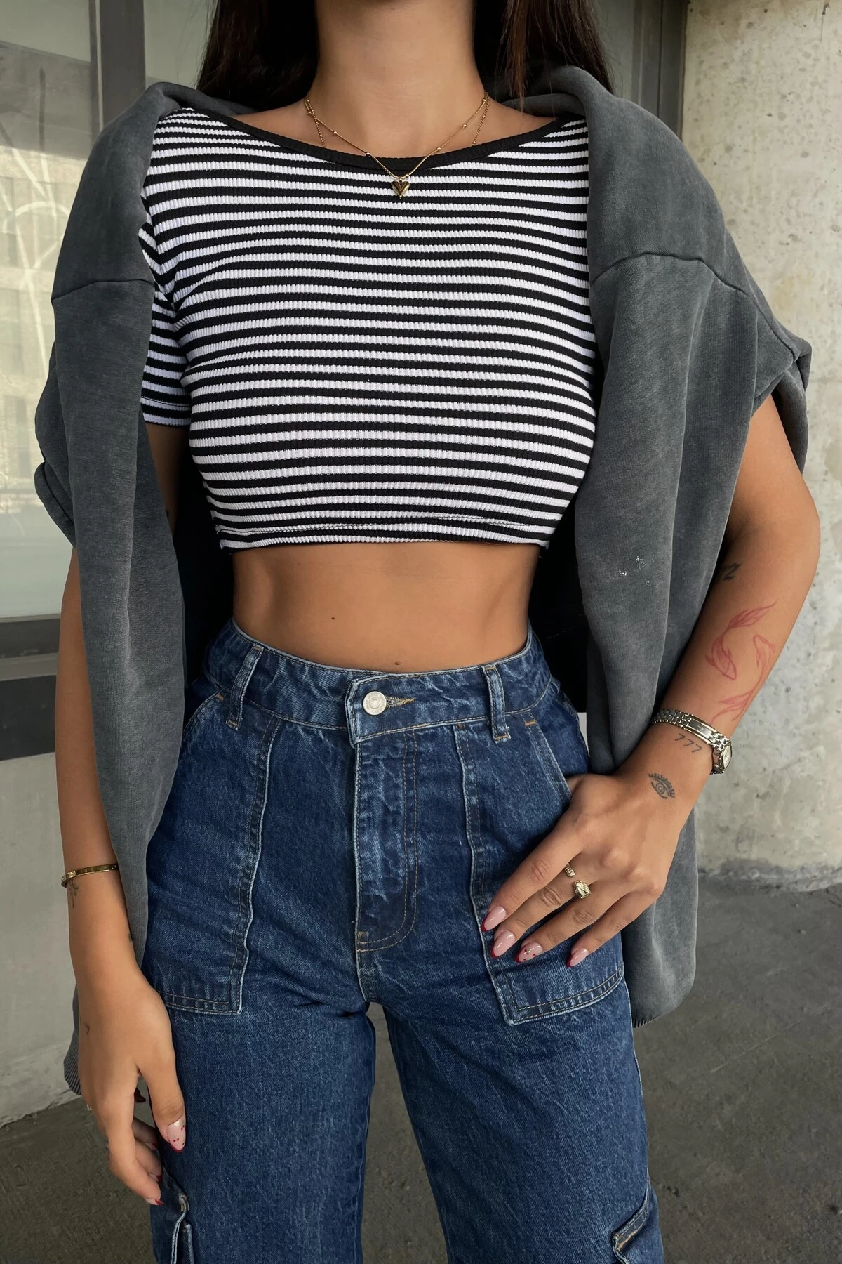 SIRT DEKOLTELİ ÇİZGİLİ KAŞKORSE CROP