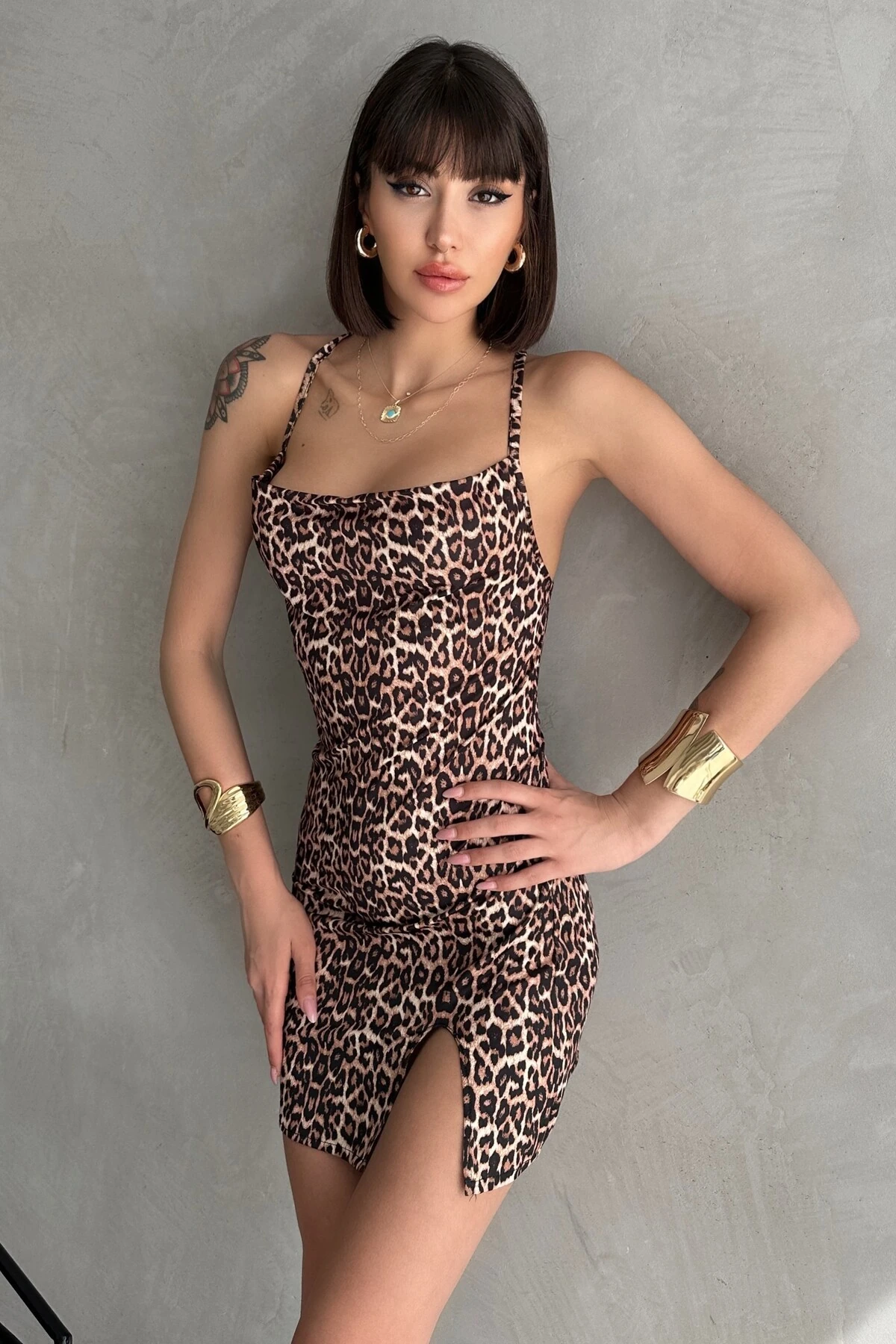 BOYUNDAN BAĞLAMALI , SIRT DEKOLTELİ, YIRTMAÇLI JARSE ELBİSE