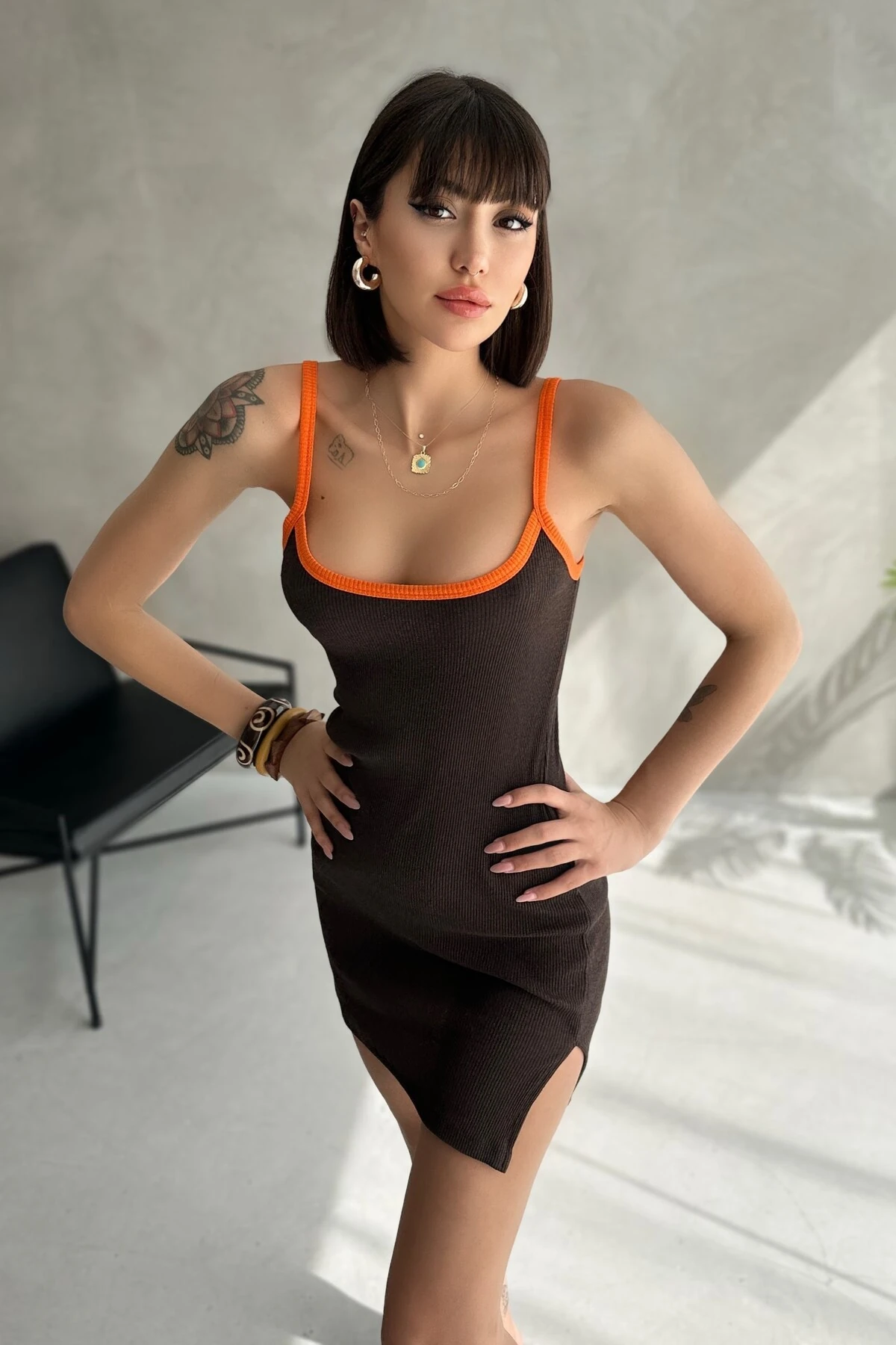 BİYE ASKILI YIRTMAÇLI KAŞKORSE KISA ELBİSE