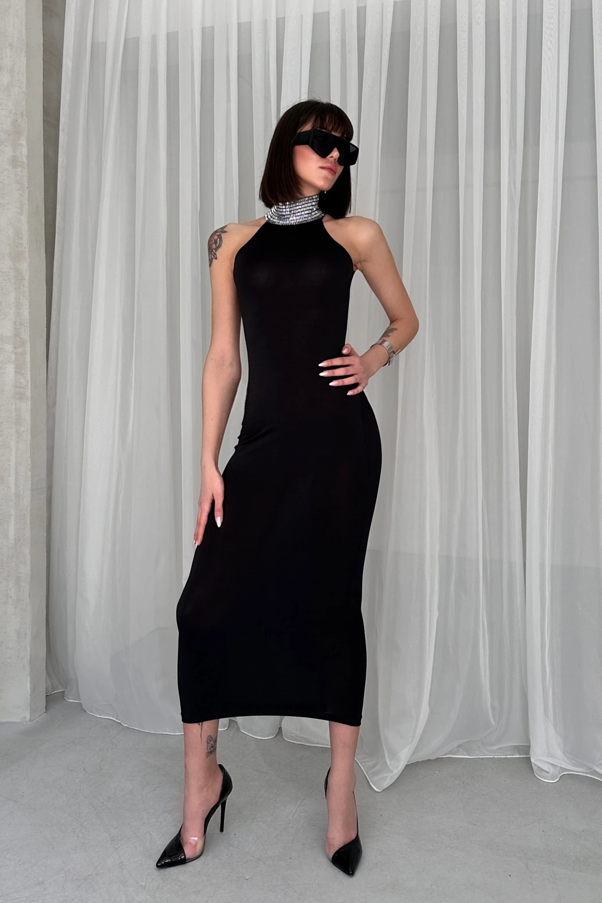 VİCTORİA DİK YAKA BOĞAZI TAŞ DETAYLI SANDY ELBİSE