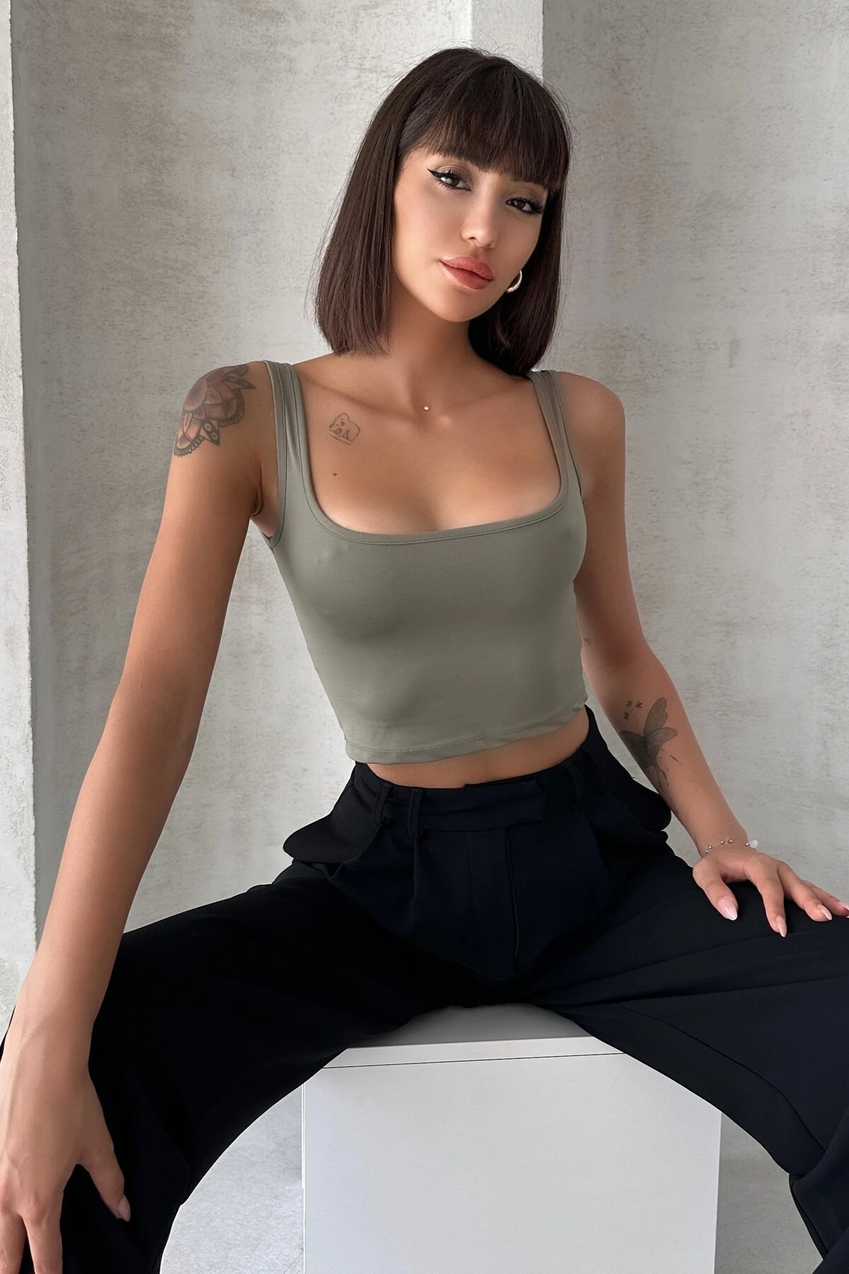 MODAL KUMAŞ KARE YAKA KALIN ASKILI SIRTI DEKOLTE CROP BODY - haki̇