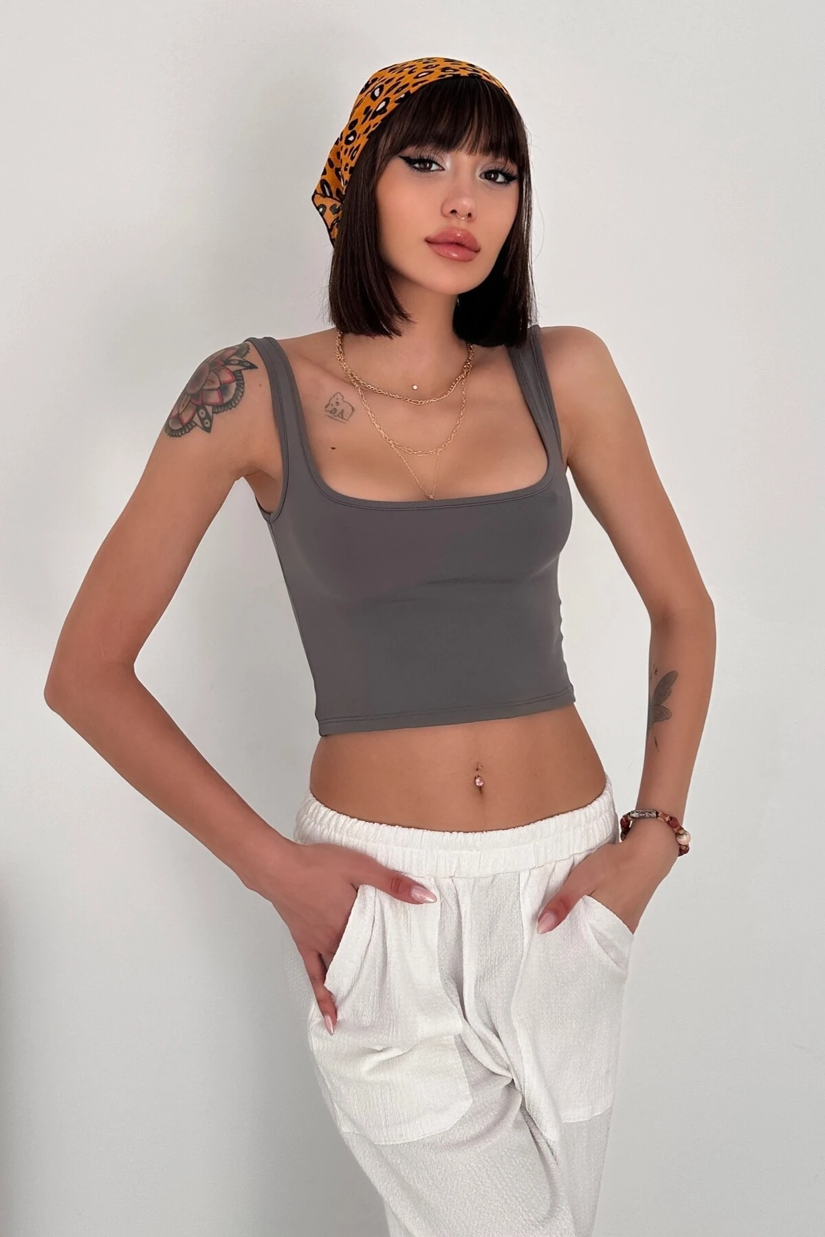 MODAL KUMAŞ KARE YAKA KALIN ASKILI SIRTI DEKOLTE CROP BODY - füme