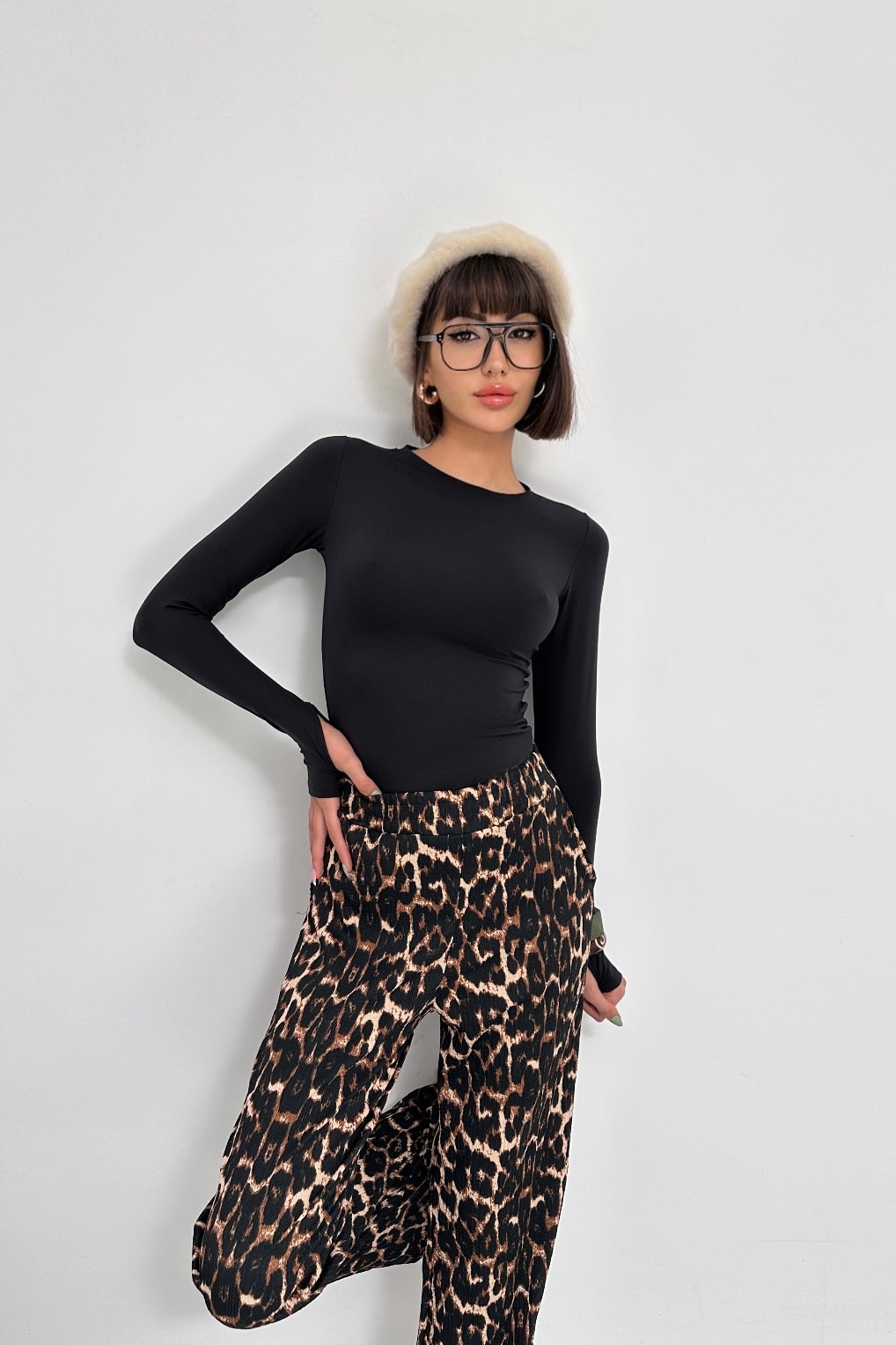 JANE 2' li TAKIM - MODAL KUMAŞ PARMAK GEÇİRMELİ UZUN KOL BODY, LEOPAR DESENLİ BÜRÜMCÜK PALAZZO PANTOLON TAKIM