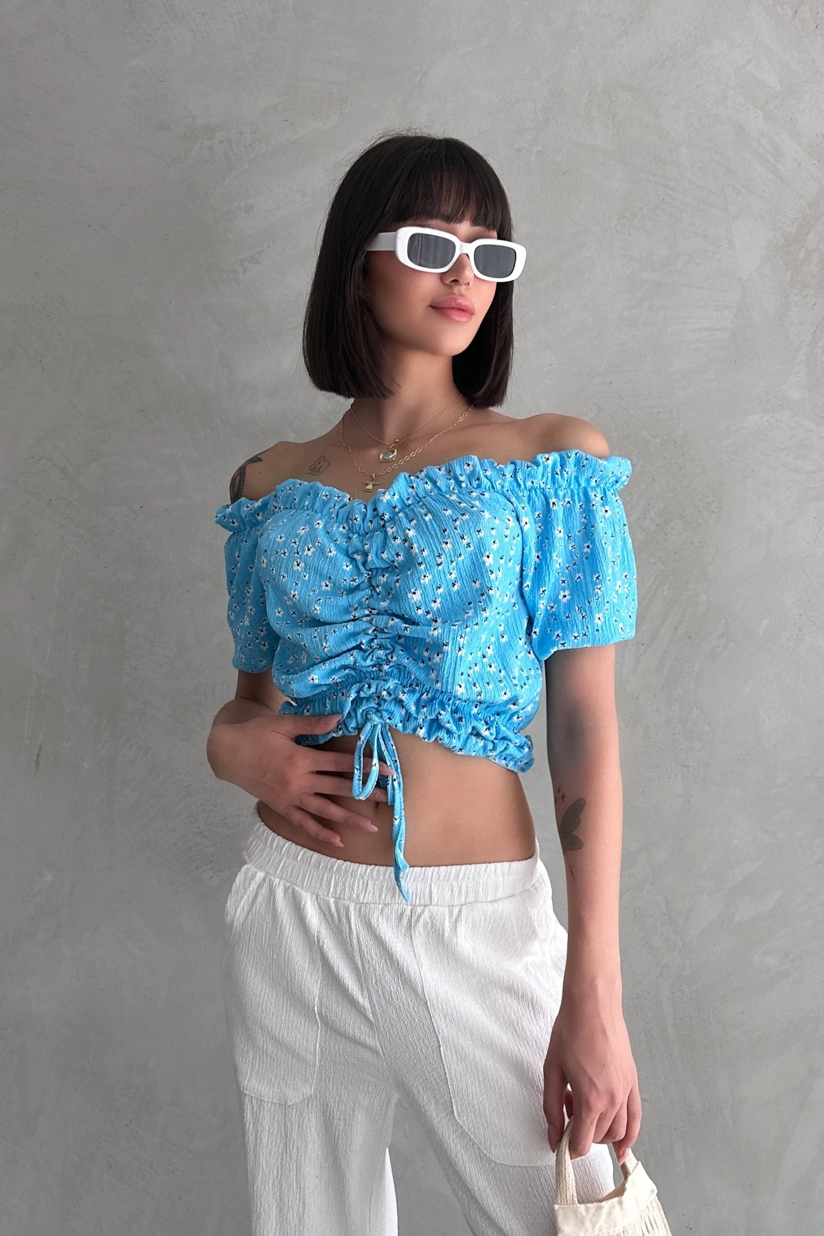 YAZLIK ÇİÇEK DESENLİ MADONNA YAKA ÖNDEN BÜZGÜLÜ BÜRÜMCÜK BLUZ