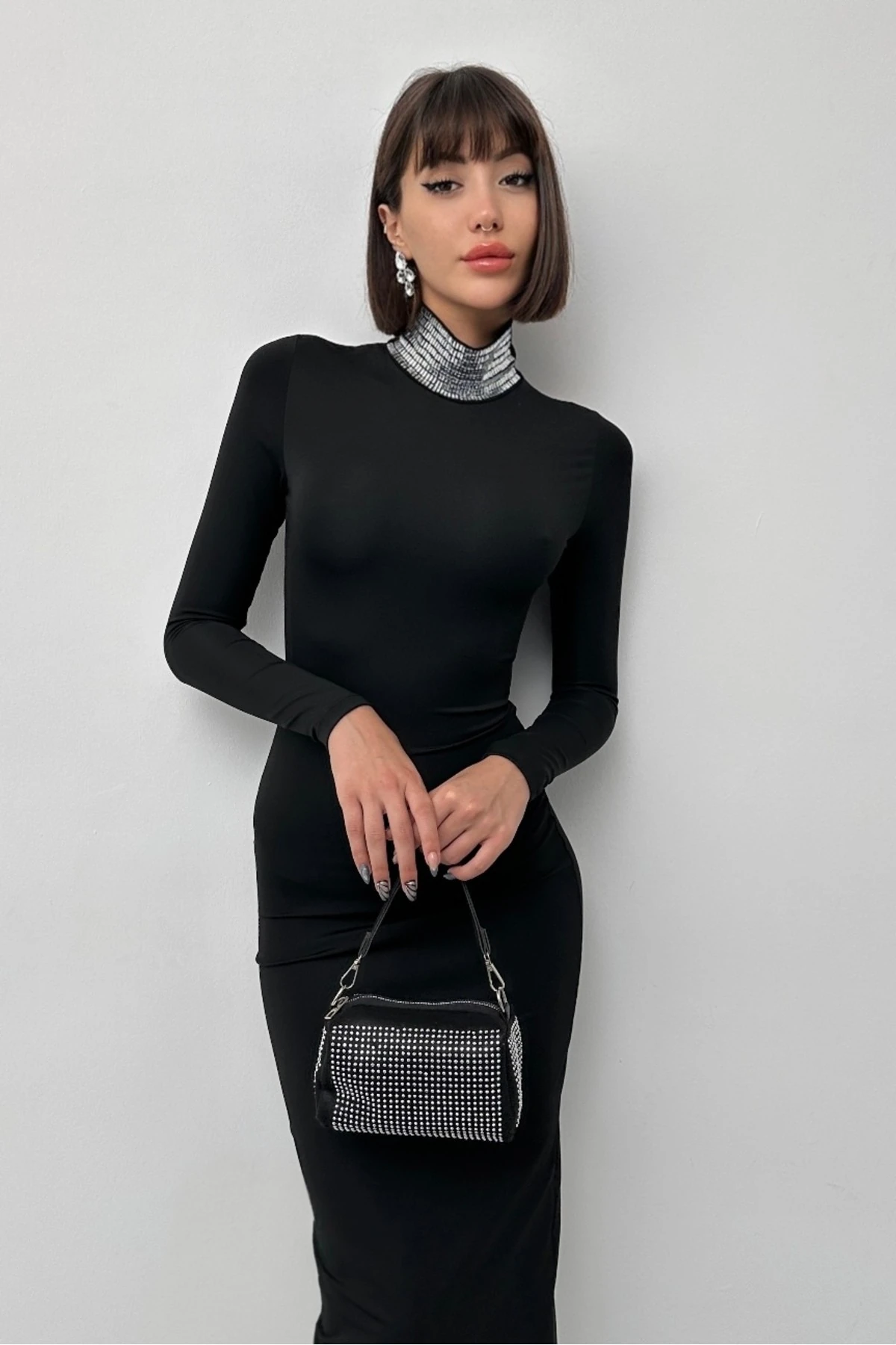 VİCTORİA UZUN KOL DİK YAKA BOĞAZI TAŞ DETAYLI DALGIÇ KUMAŞ ELBİSE