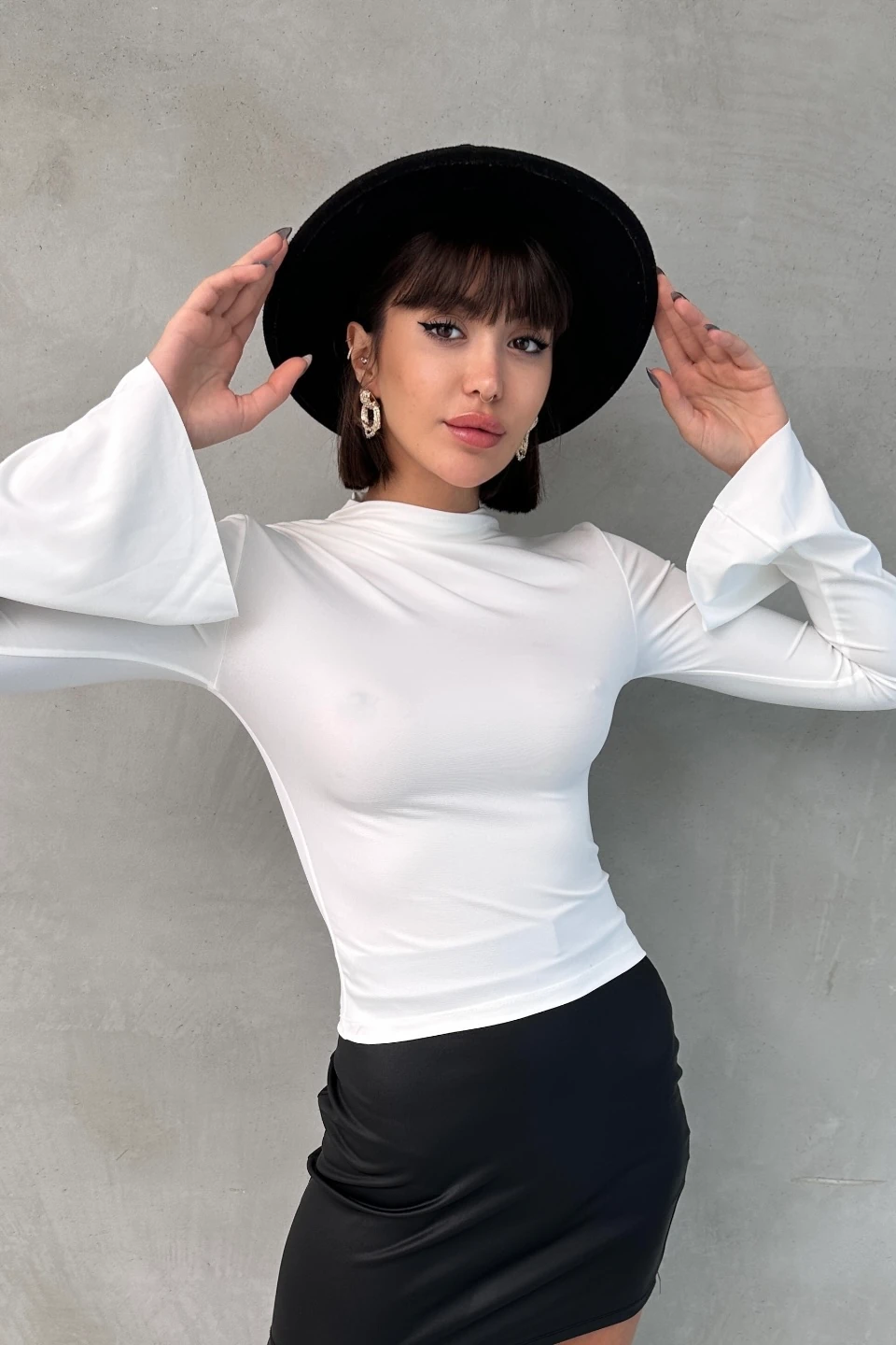 DİK YAKA BÜZGÜ DETAYLI İSPANYOL KOL BLUZ - ekru