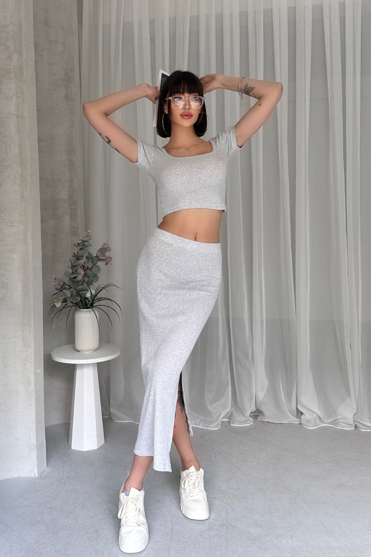 KARE YAKA CROP YIRTMAÇLI ETEK TAKIM - gri