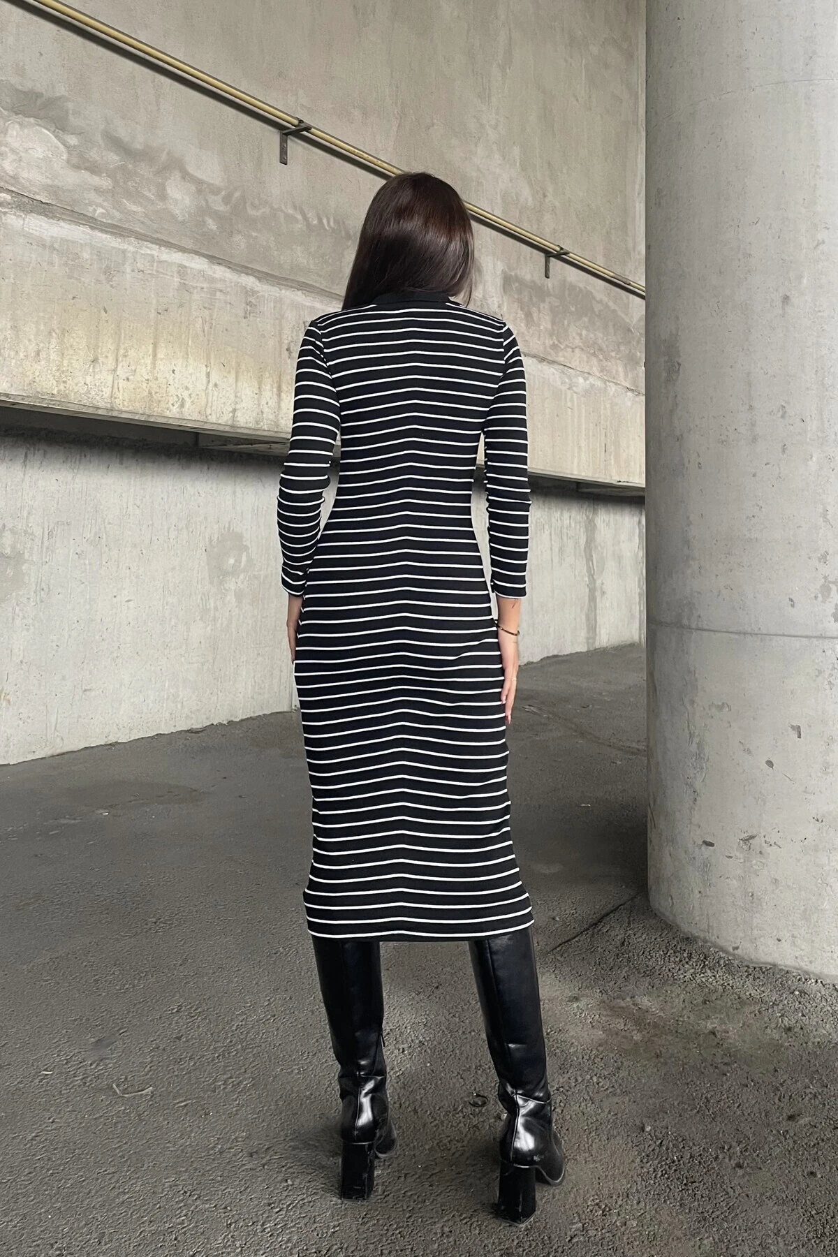 Kadın Siyah Beyaz Çizgili Fermuarlı Yaka Midi Elbise – Uzun Kollu