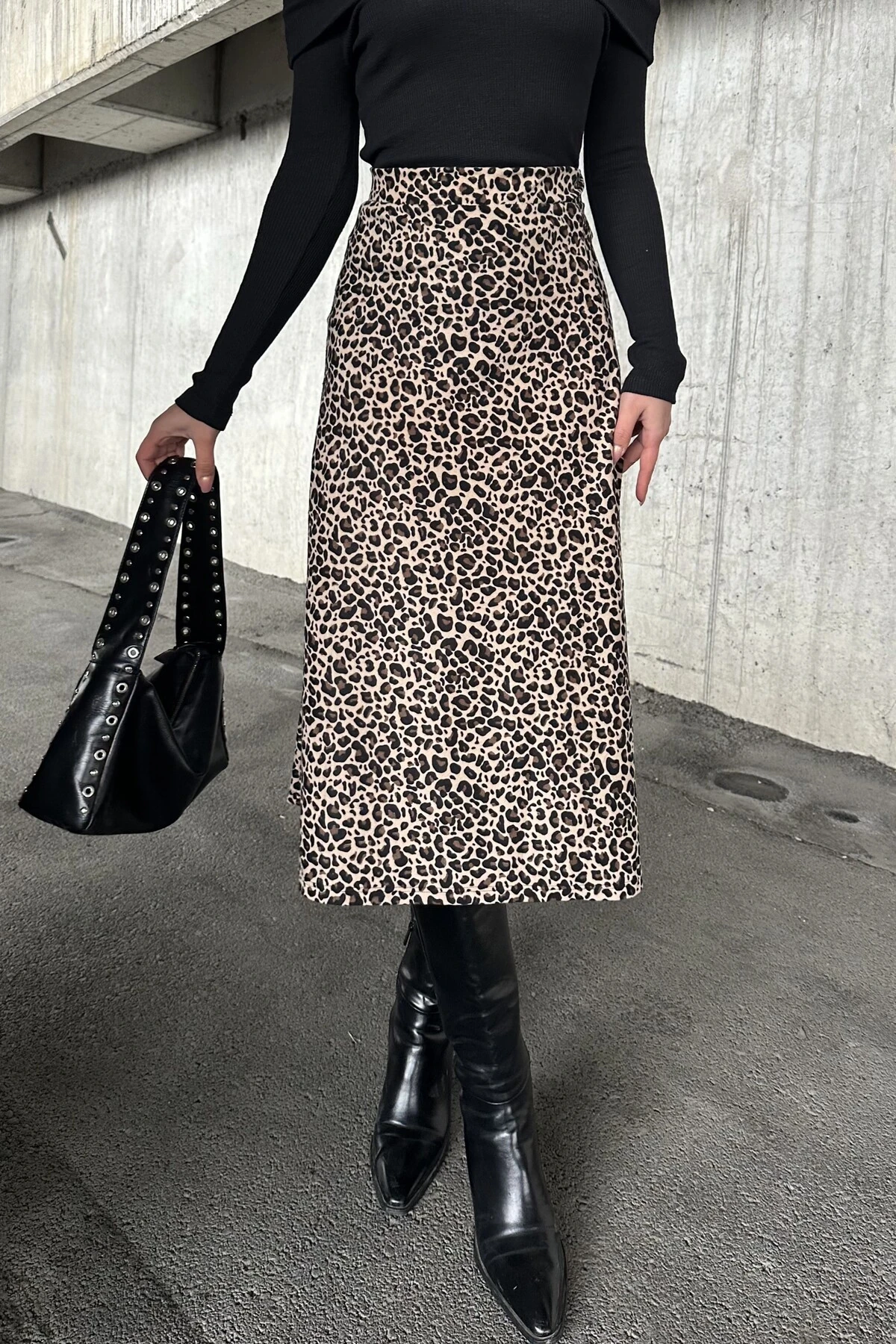 MADONNA YAKA KAŞKORSE BLUZ , LEOPAR DESENLİ SÜET KLOŞ ETEK TAKIM