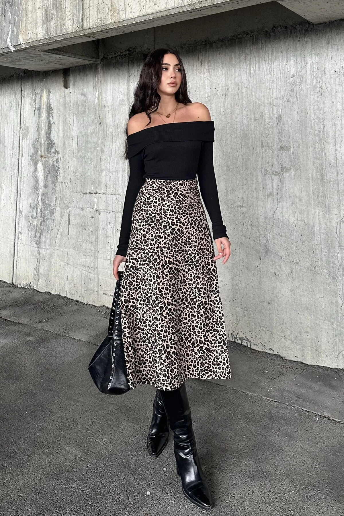 MADONNA YAKA KAŞKORSE BLUZ , LEOPAR DESENLİ SÜET KLOŞ ETEK TAKIM